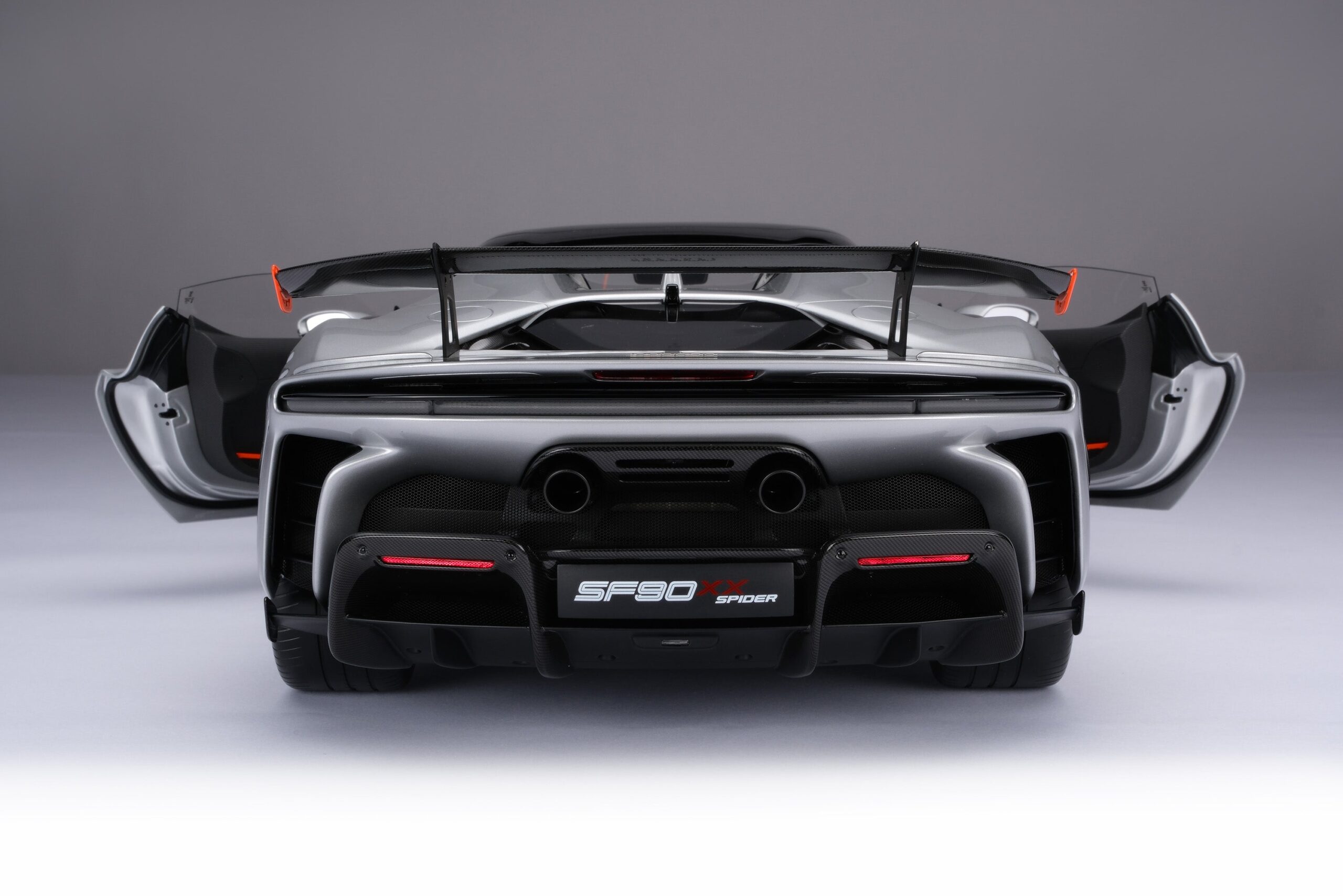 Amalgam Ferrari SF90 XX Spider - Silber | 1:8 - Imagen 25