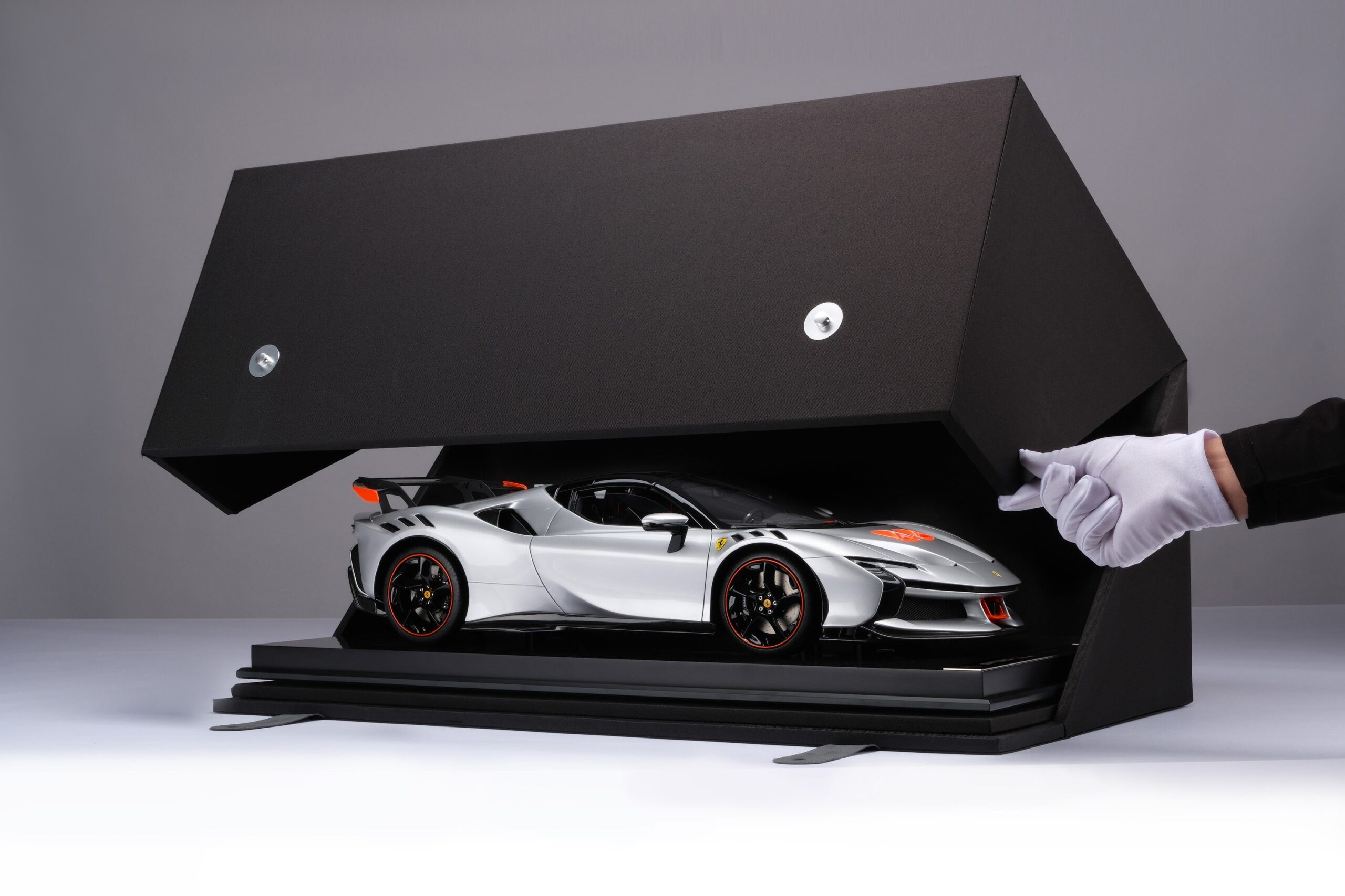 Amalgam Ferrari SF90 XX Spider - Silber | 1:8 - Imagen 11
