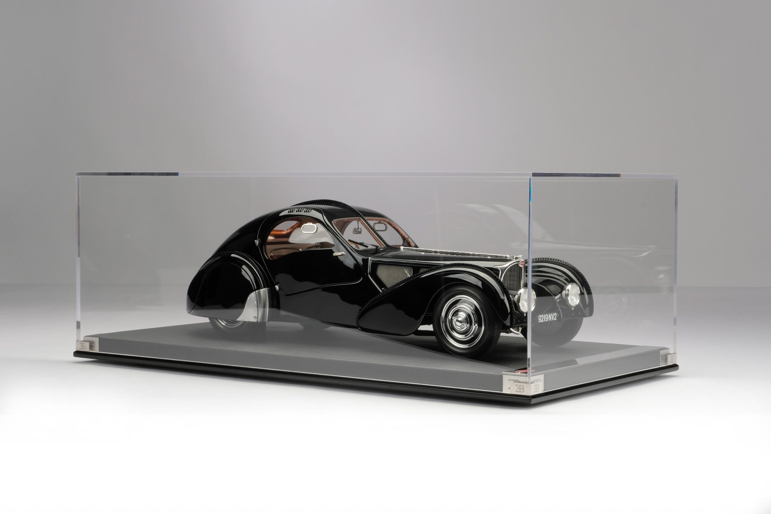 Amalgam Bugatti Type 57SC Atlantic "La Voiture Noire" (1936) - Schwarz | 1:8 – Bild 14