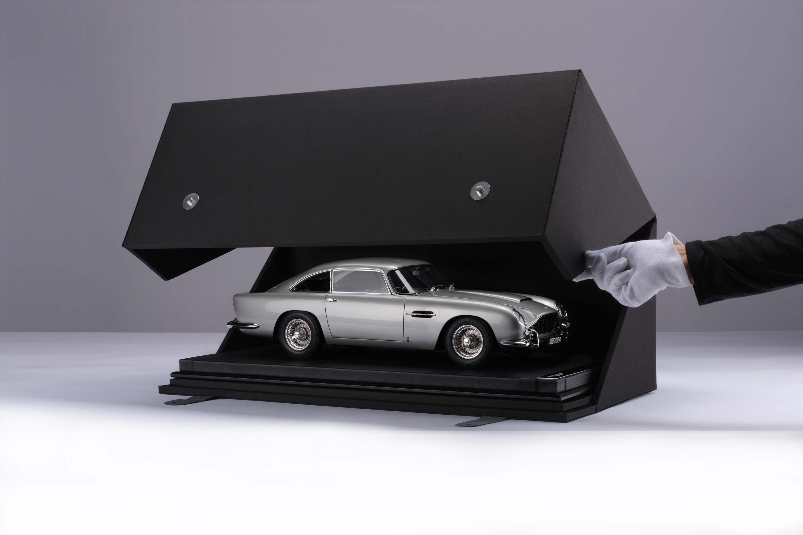 Amalgam Aston Martin DB5 Vantage (1964) - Silber | 1:8 - Image 14
