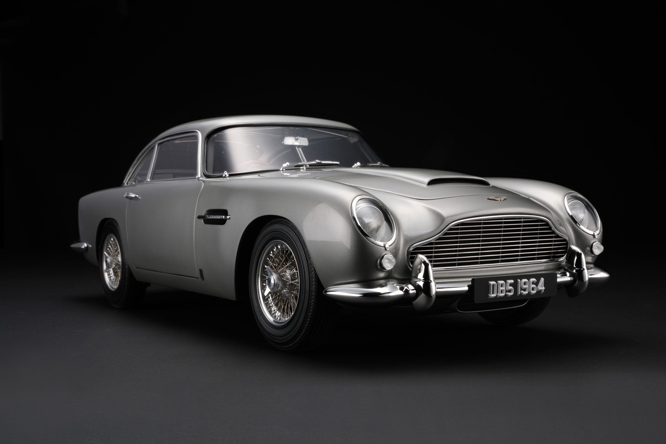 Amalgam Aston Martin DB5 Vantage (1964) - Silver | 1:8