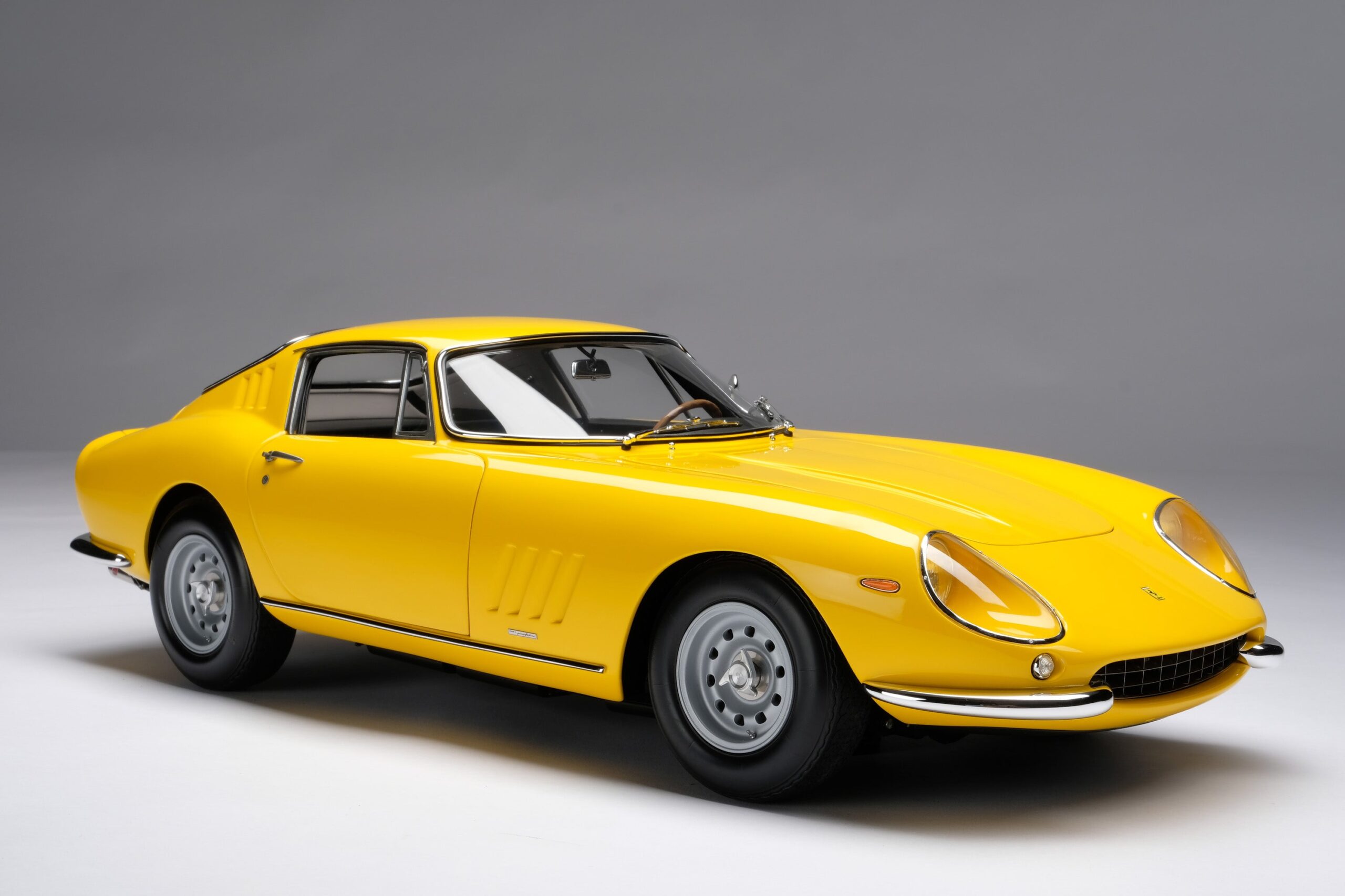 Amalgam Ferrari 275 GTB/4 Paris Motor Show 1966 - Gelb | 1:8 - 画像4