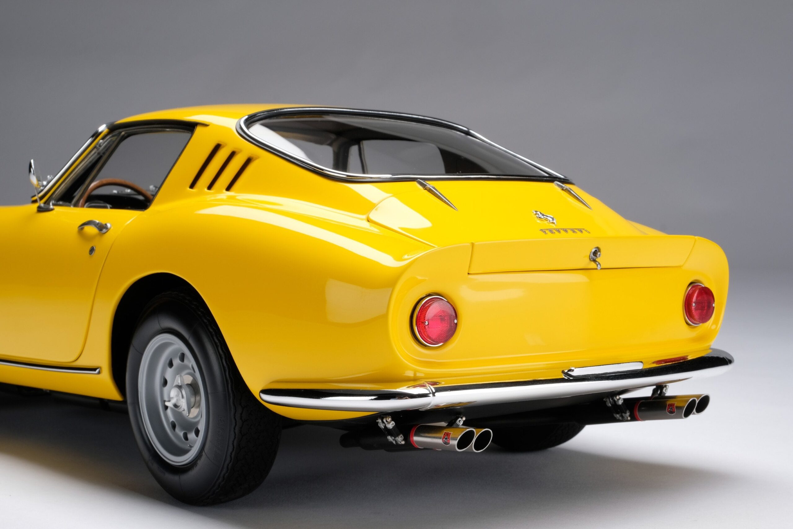 Amalgam Ferrari 275 GTB/4 Paris Motor Show 1966 - Gelb | 1:8 - 画像16