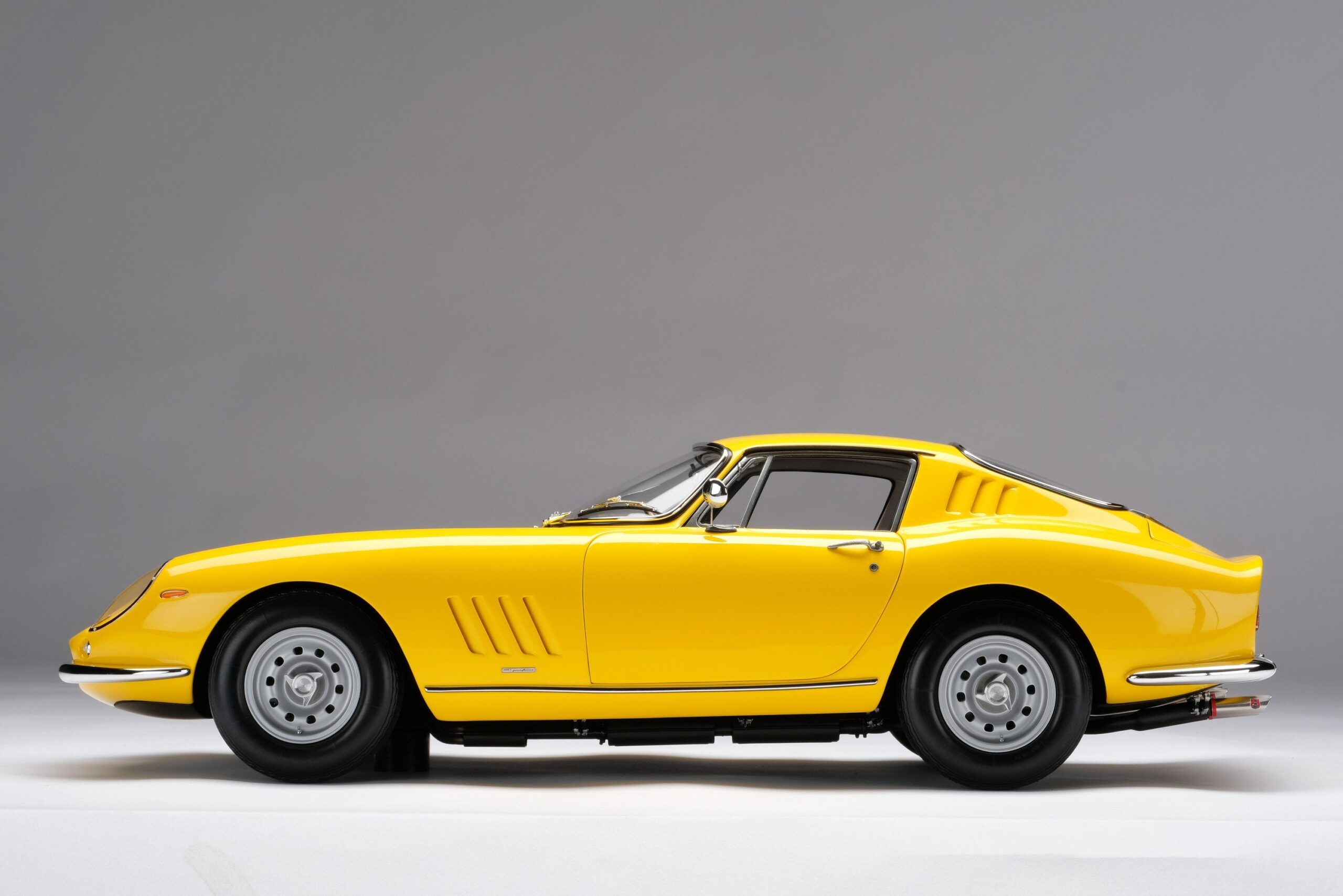 Amalgam Ferrari 275 GTB/4 Paris Motor Show 1966 - Gelb | 1:8 - 画像14