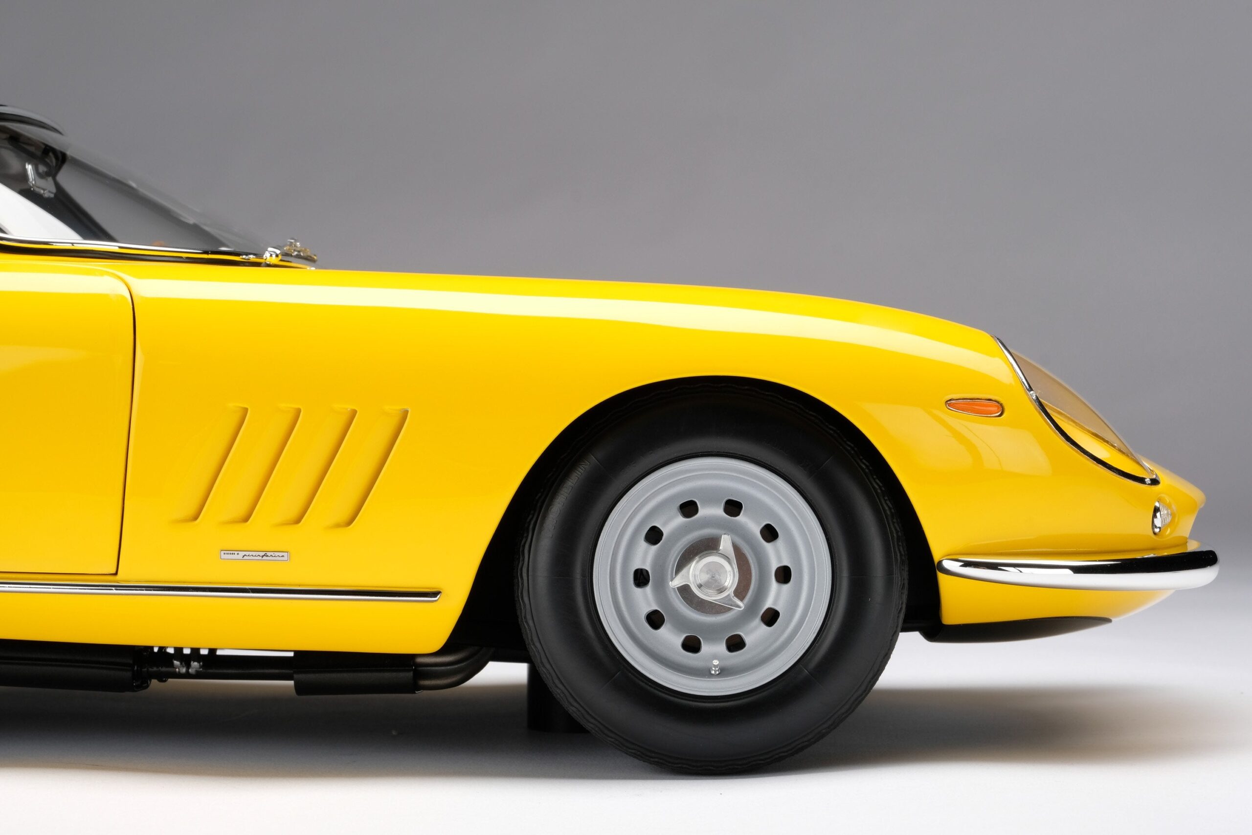 Amalgam Ferrari 275 GTB/4 Paris Motor Show 1966 - Gelb | 1:8 - 画像15