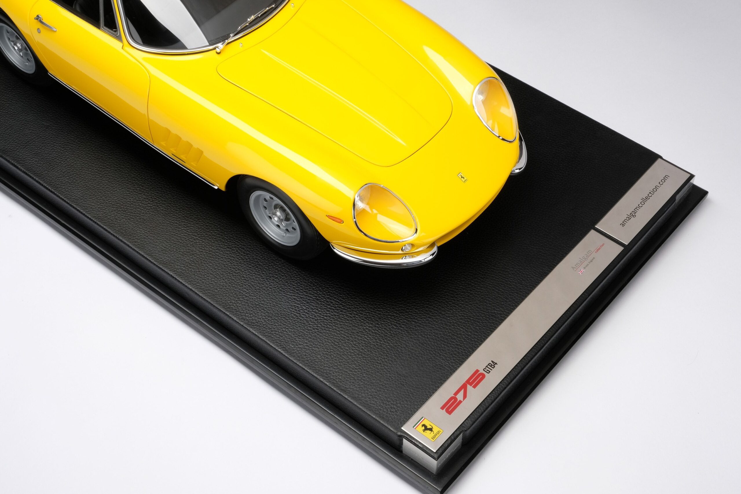 Amalgam Ferrari 275 GTB/4 Paris Motor Show 1966 - Gelb | 1:8 - 画像10