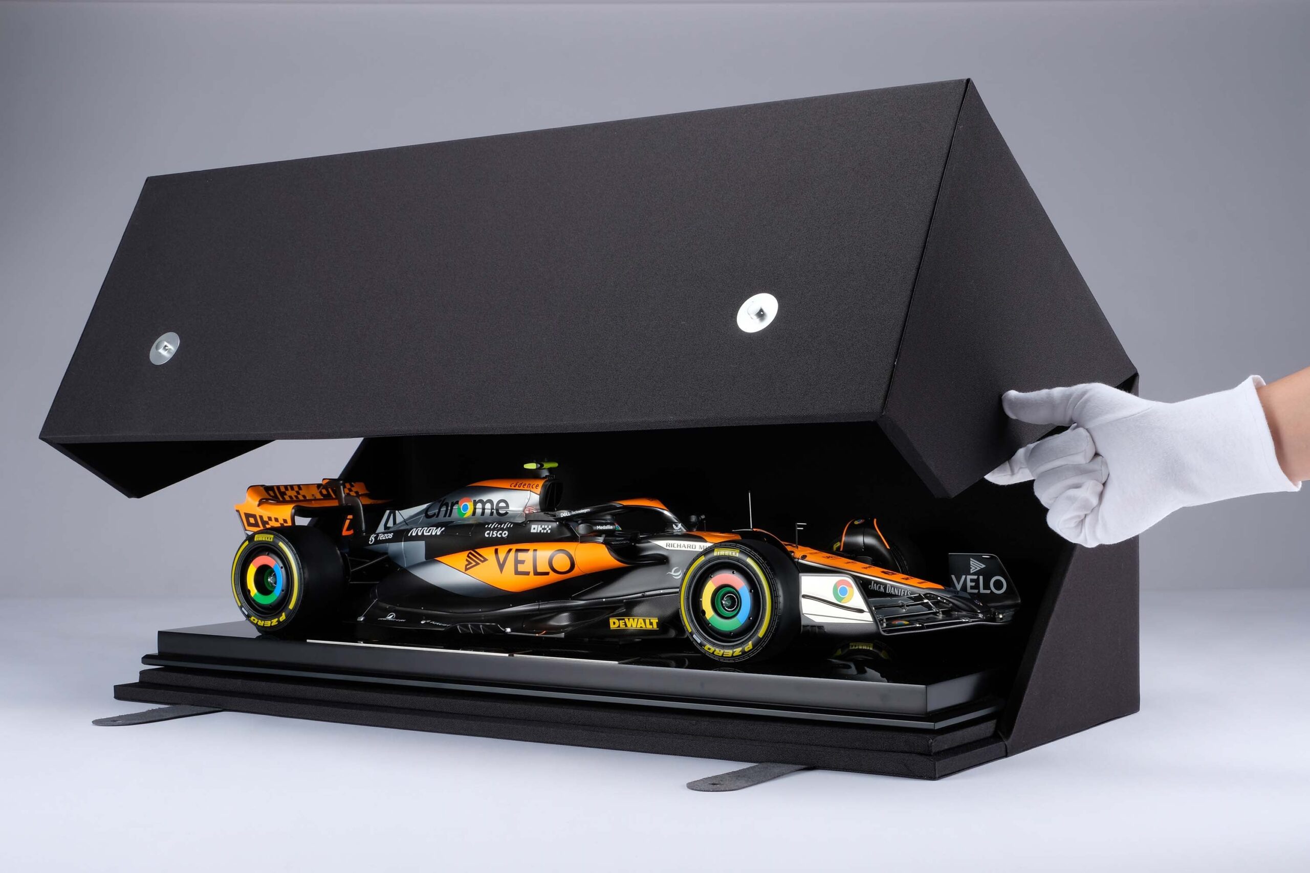Amalgam McLaren MCL60 2023 United Kingdom Grand Prix - Chrom | 1:8 - Image 13