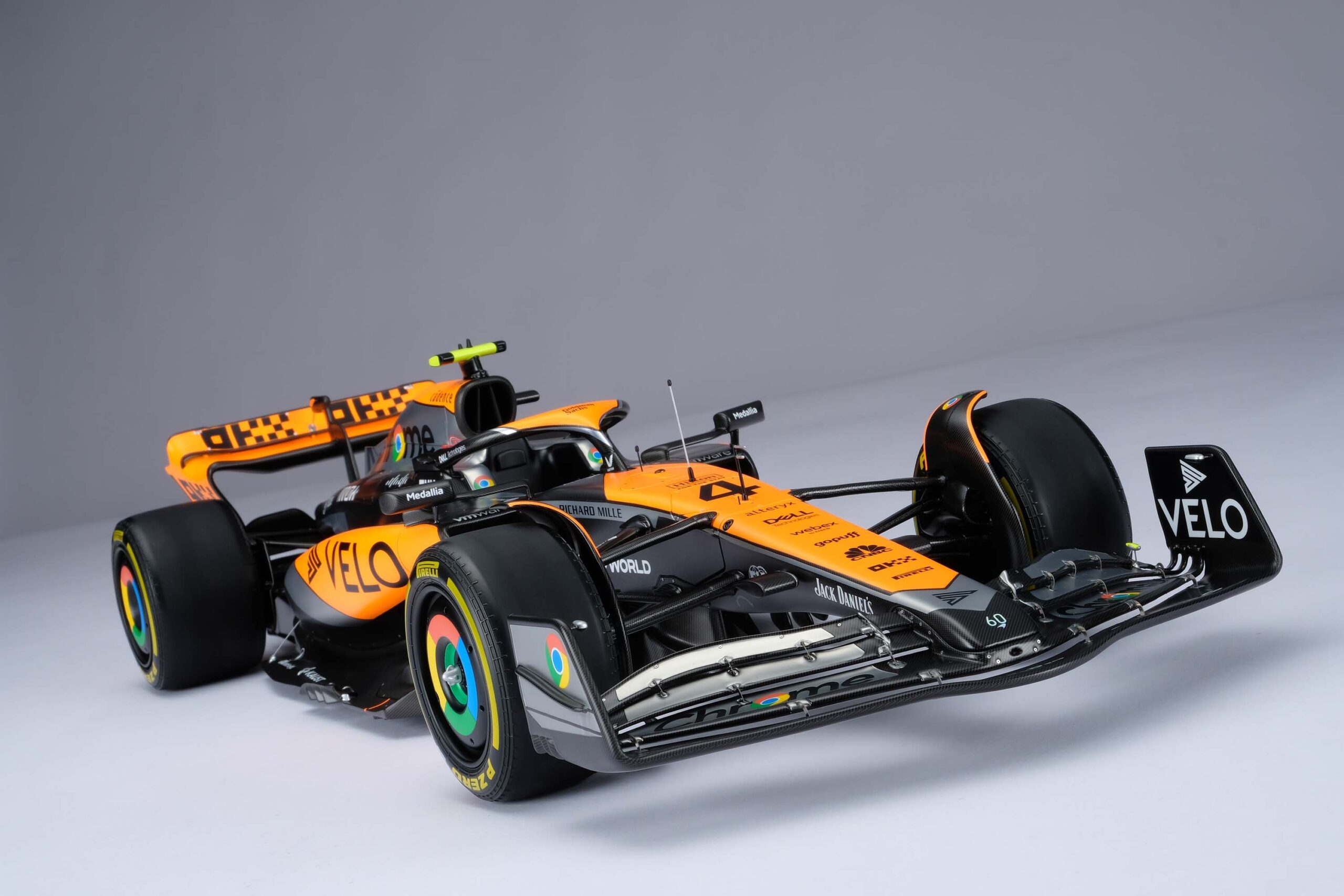Amalgam McLaren MCL60 2023 United Kingdom Grand Prix - Chrom | 1:8 - Image 21