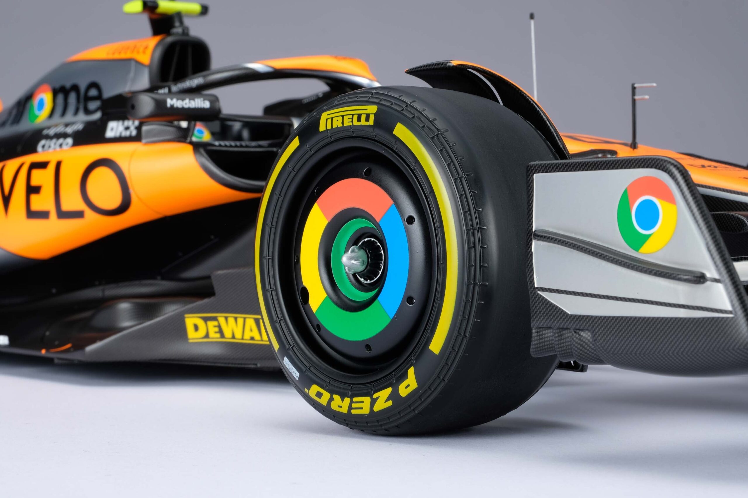 Amalgam McLaren MCL60 2023 United Kingdom Grand Prix - Chrom | 1:8 - Image 16