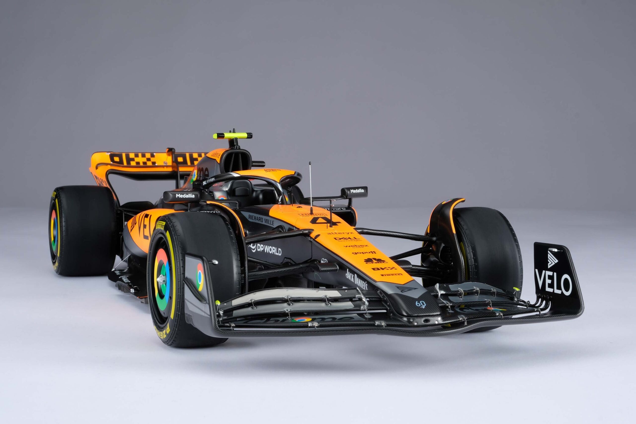 Amalgam McLaren MCL60 2023 United Kingdom Grand Prix - Chrom | 1:8 - Image 23