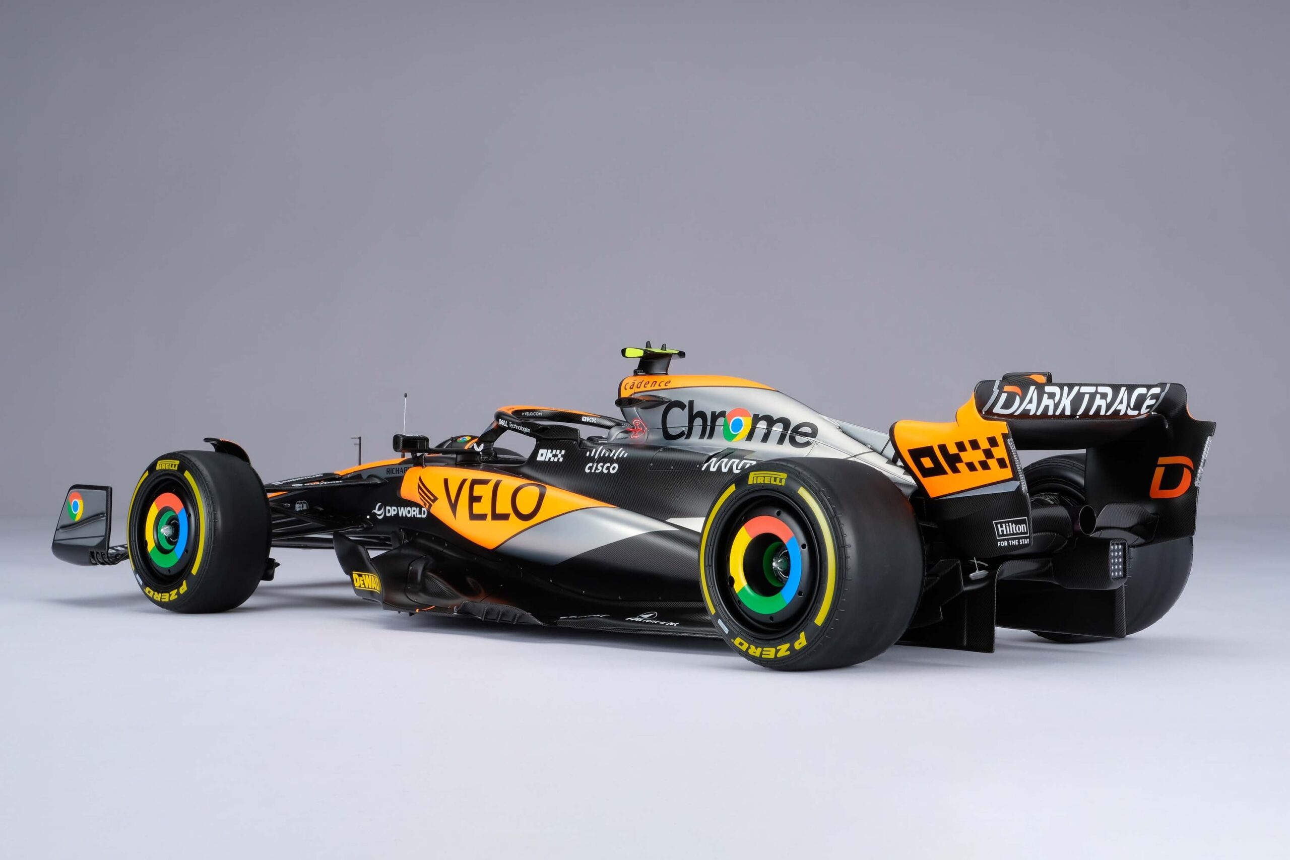 Amalgam McLaren MCL60 2023 United Kingdom Grand Prix - Chrom | 1:8 - Image 9