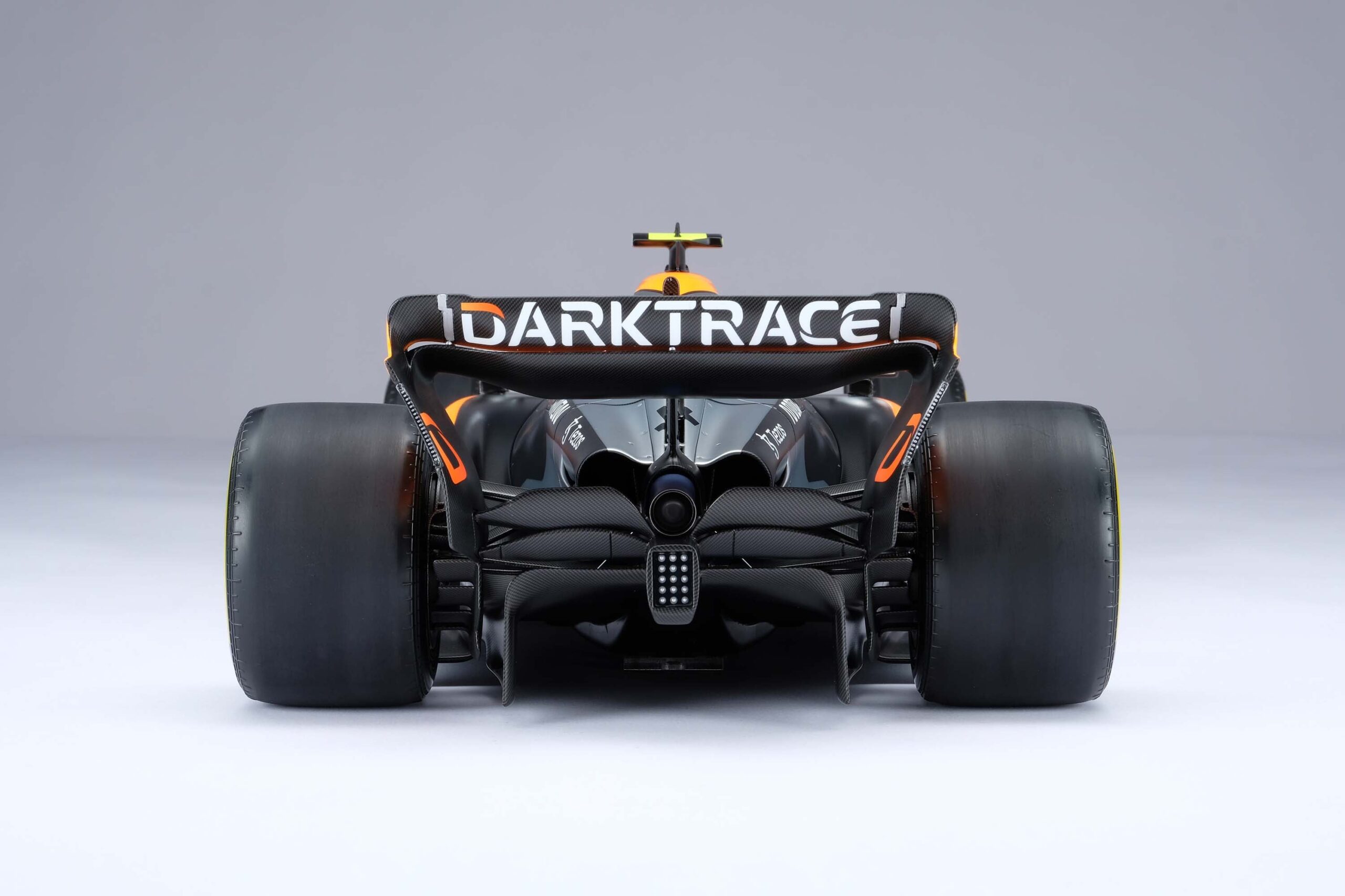 Amalgam McLaren MCL60 2023 United Kingdom Grand Prix - Chrom | 1:8 - Image 8