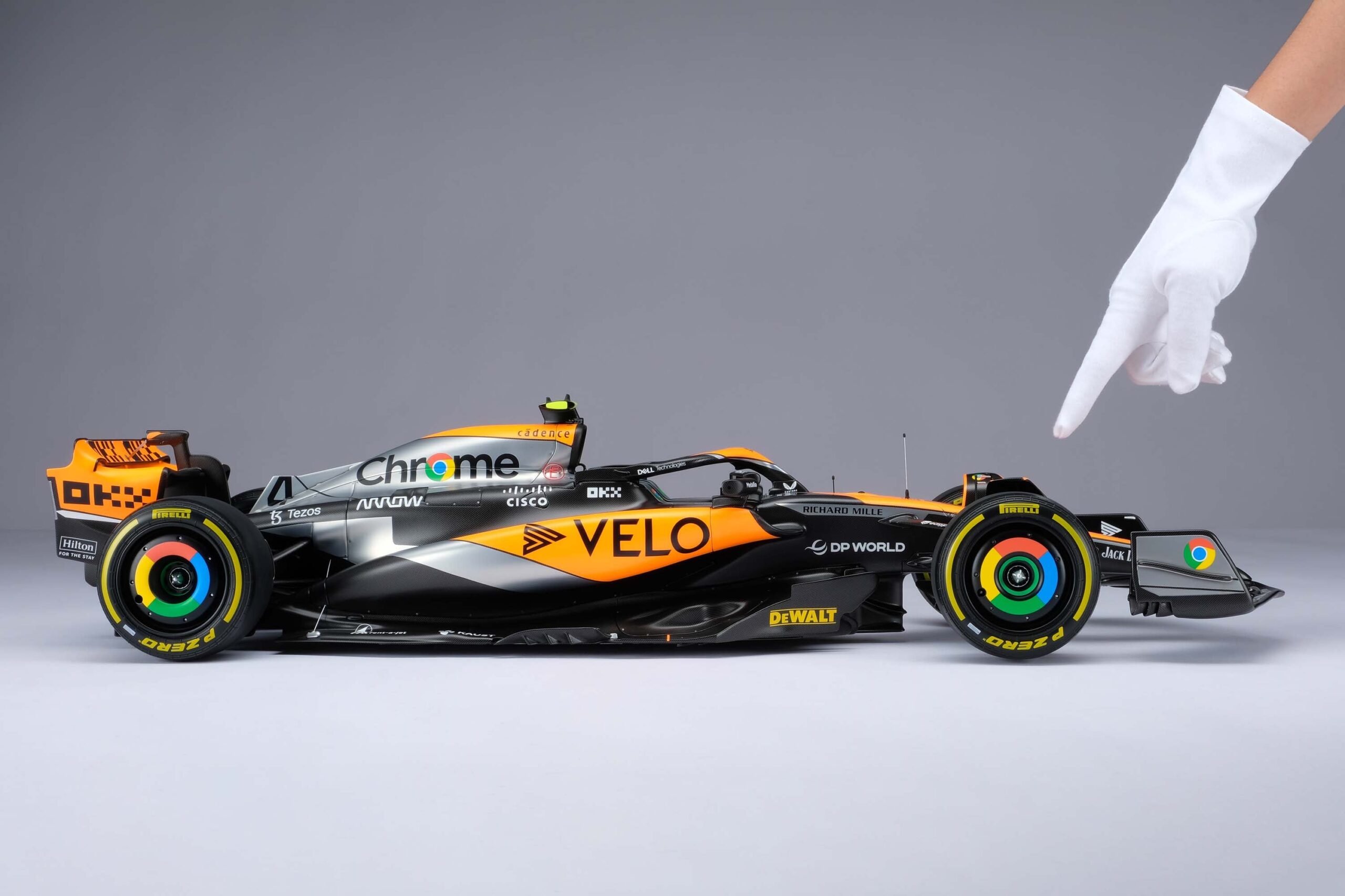 Amalgam McLaren MCL60 2023 United Kingdom Grand Prix - Chrom | 1:8 - Image 27