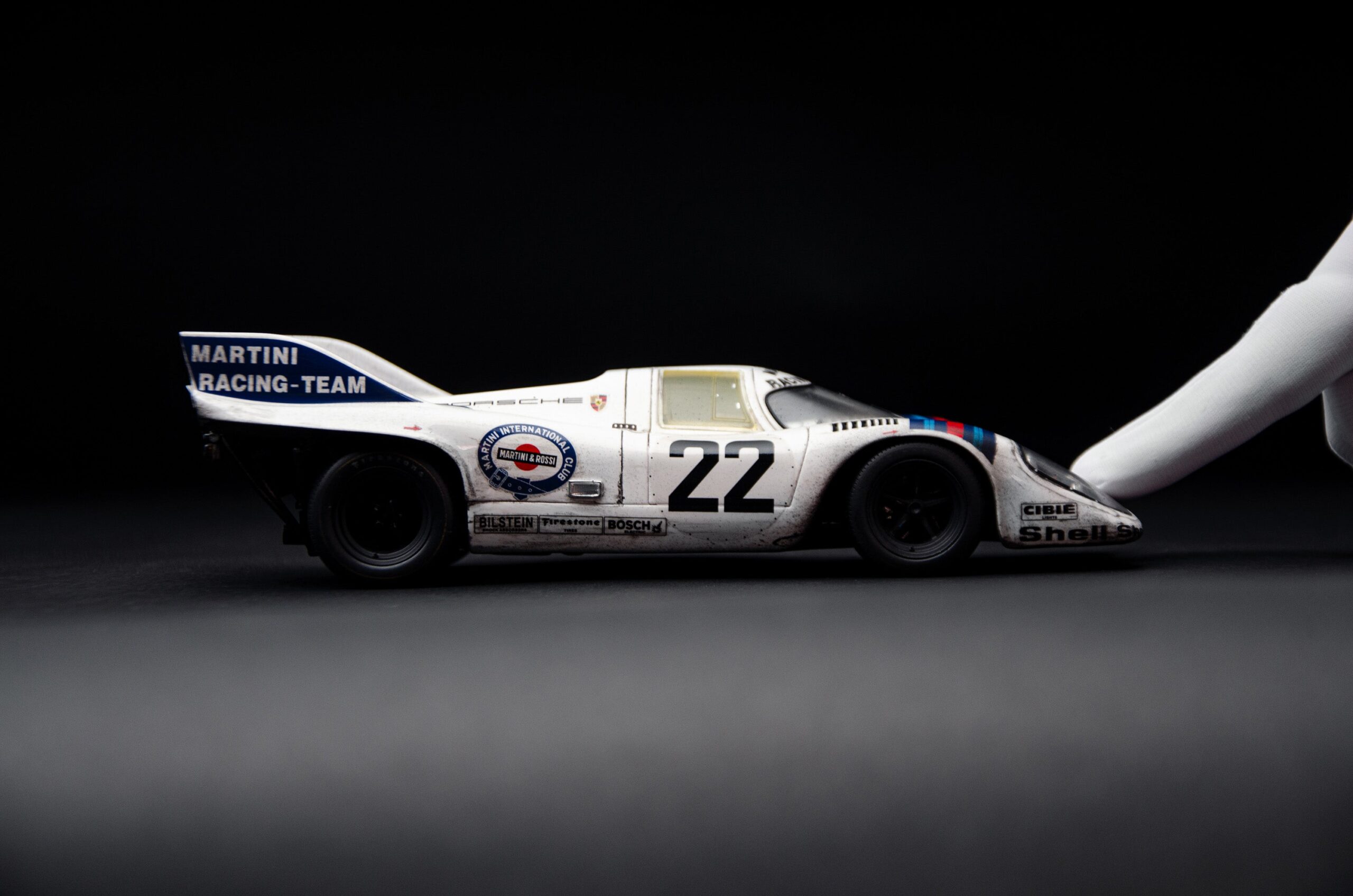Amalgam Porsche 917 KH 1971 Le Mans Winner Martini Livery Race Weathered - Weiß | 1:18 - Image 13