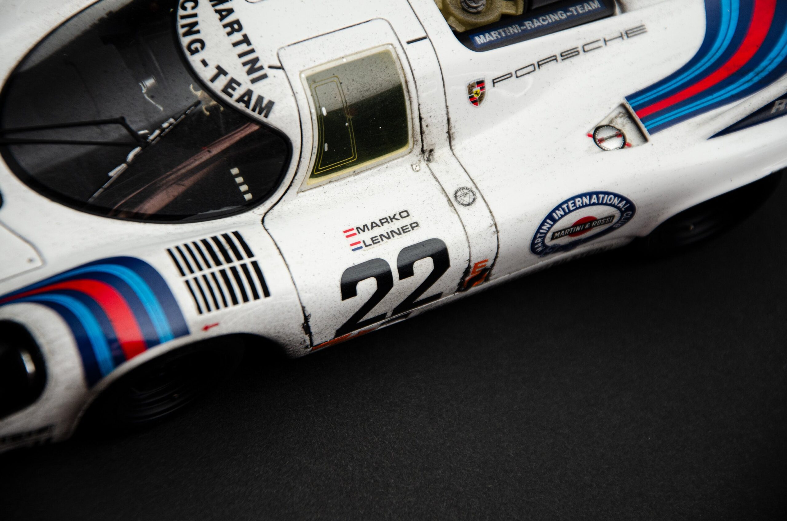 Amalgam Porsche 917 KH 1971 Le Mans Winner Martini Livery Race Weathered - Weiß | 1:18 - Image 11