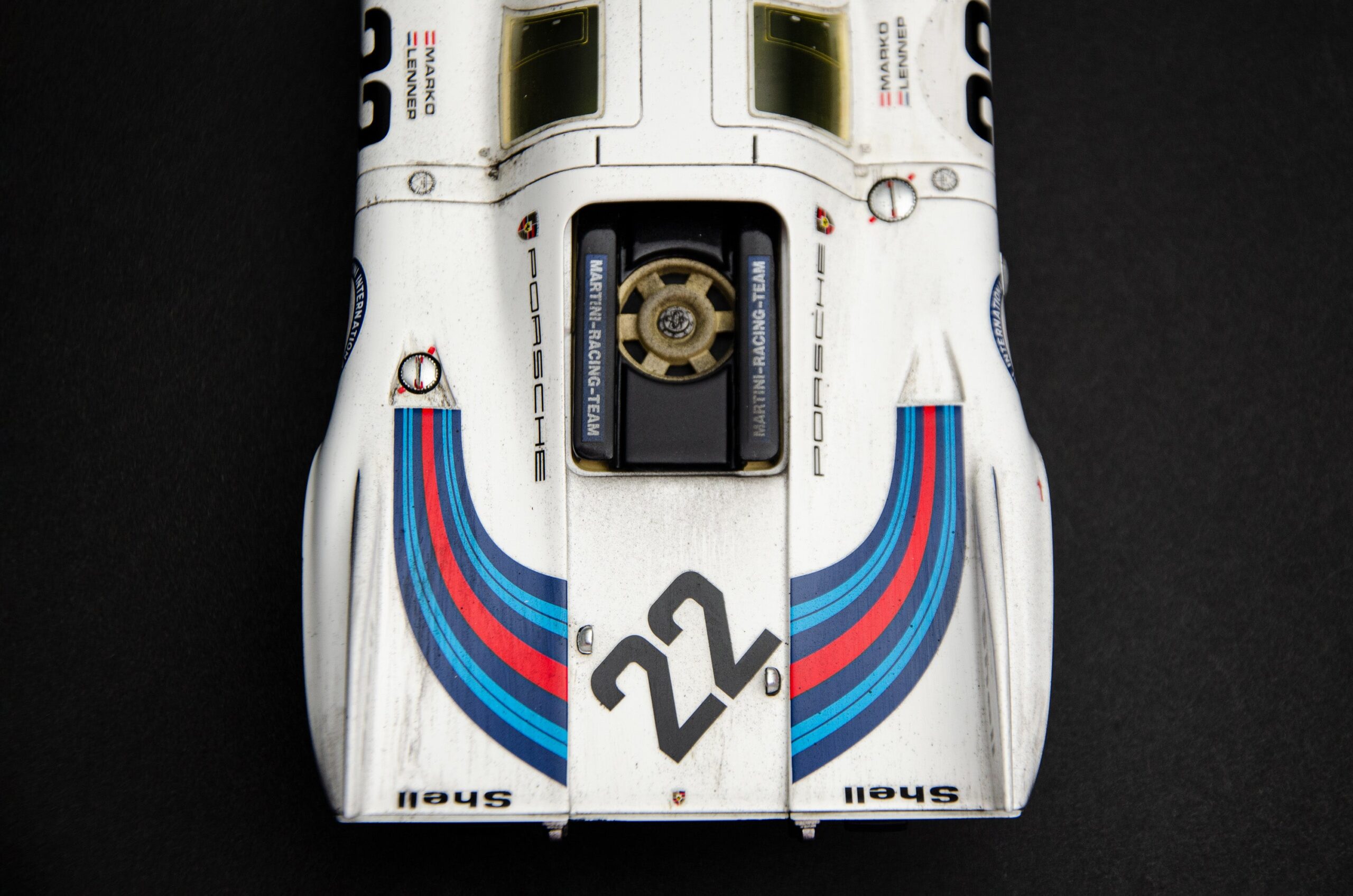 Amalgam Porsche 917 KH 1971 Le Mans Winner Martini Livery Race Weathered - Weiß | 1:18 - Image 17