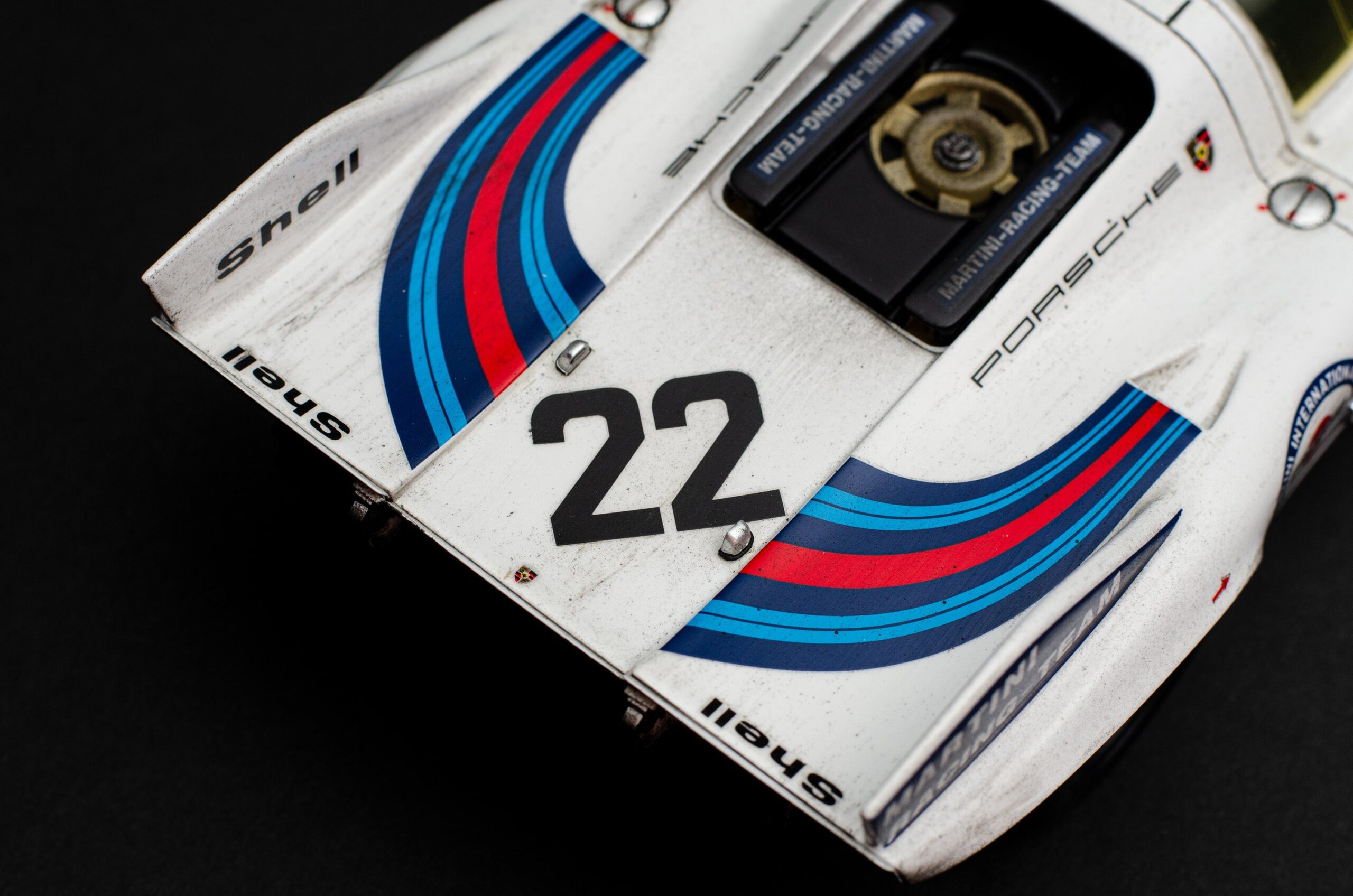 Amalgam Porsche 917 KH 1971 Le Mans Winner Martini Livery Race Weathered - Weiß | 1:18 - Image 19