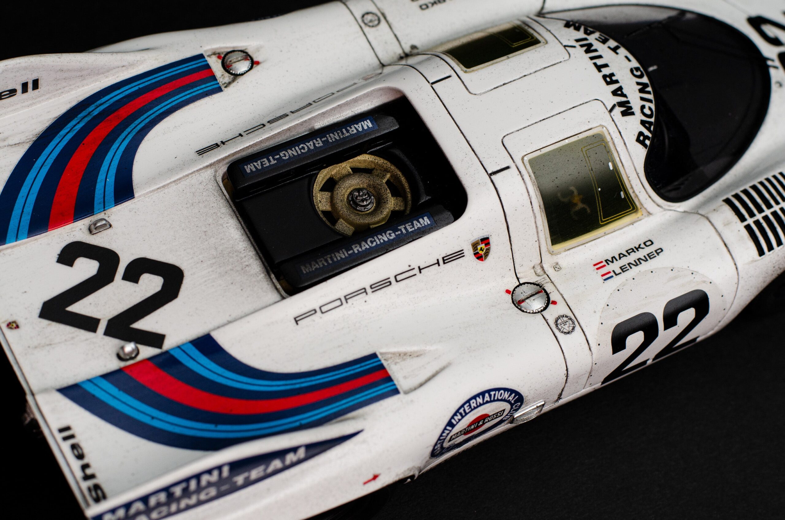 Amalgam Porsche 917 KH 1971 Le Mans Winner Martini Livery Race Weathered - Weiß | 1:18 - Image 12