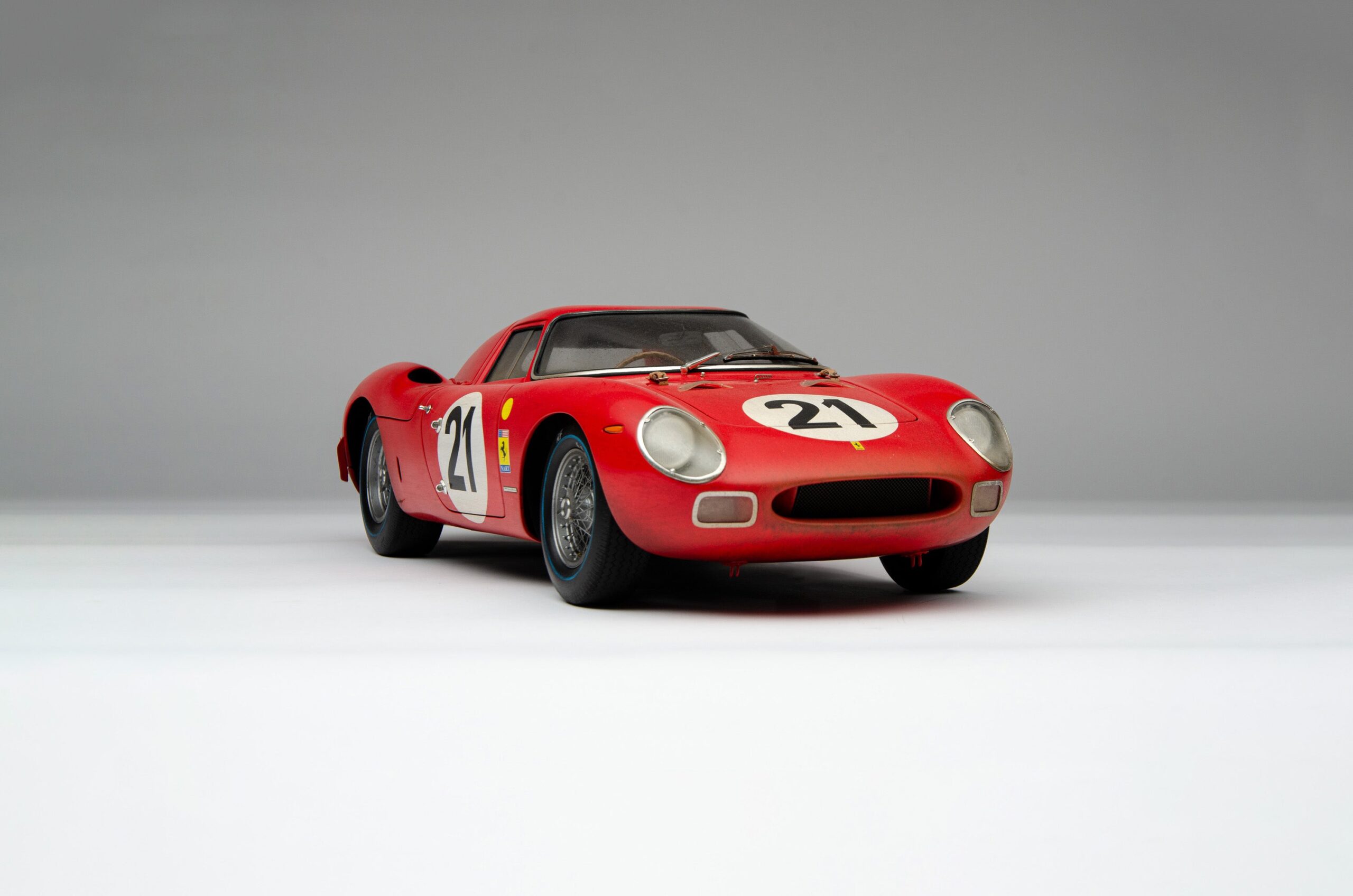 Amalgam Ferrari 250 LM 1965 Le Mans Winner Race Weathered - Rot | 1:8 – Bild 2