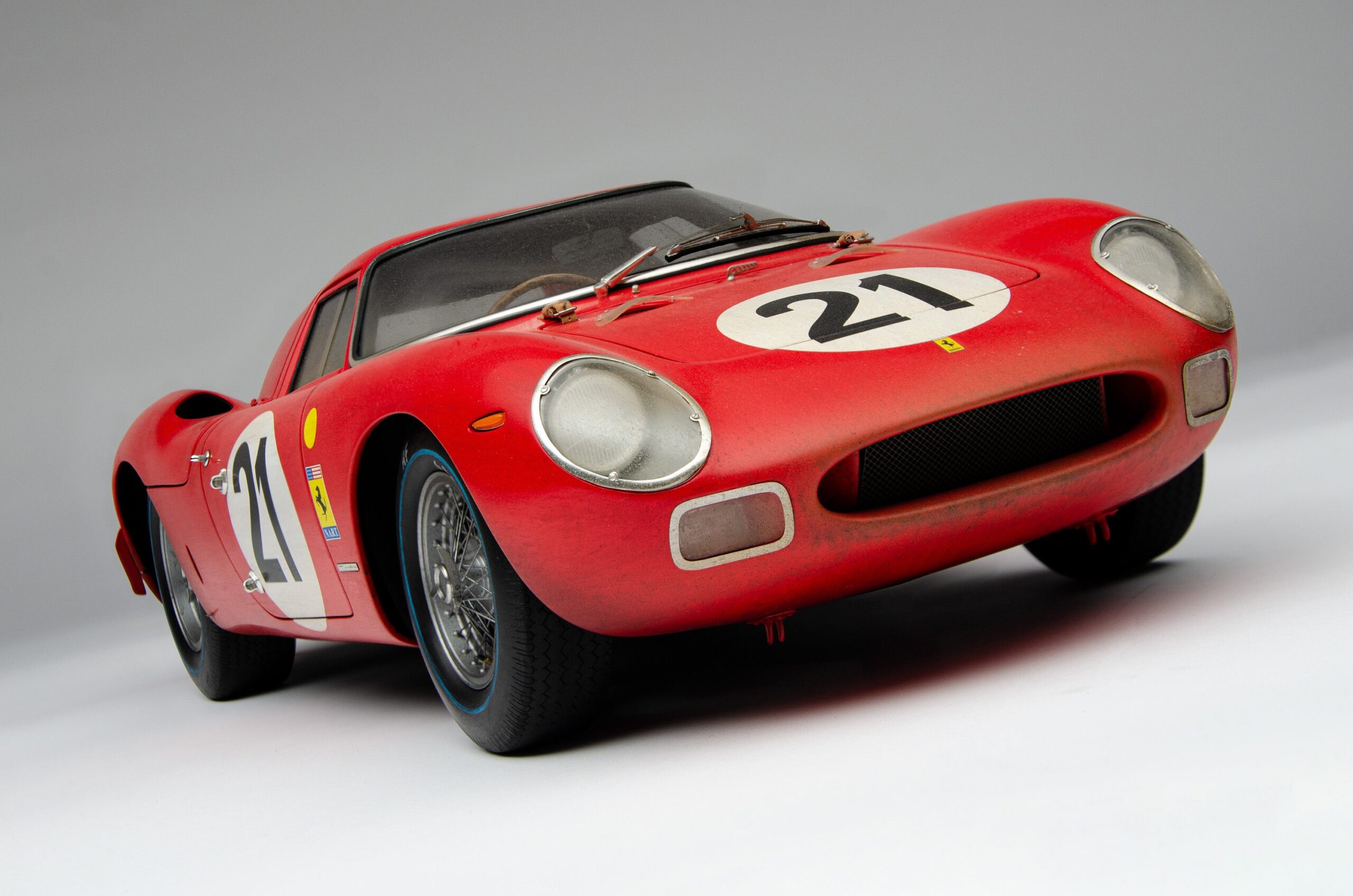 Amalgam Ferrari 250 LM 1965 Le Mans Winner Race Weathered - Rot | 1:8 – Bild 22