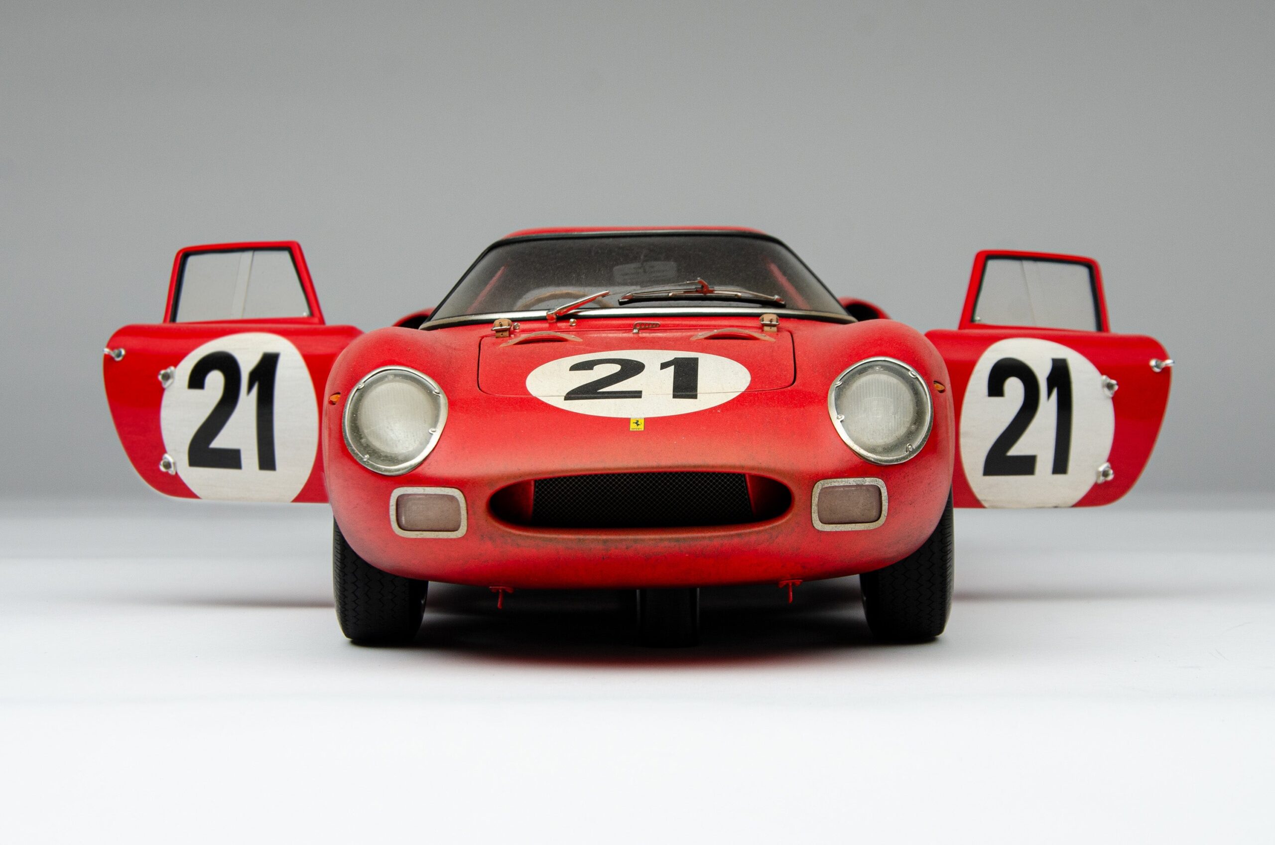 Amalgam Ferrari 250 LM 1965 Le Mans Winner Race Weathered - Rot | 1:8 – Bild 6