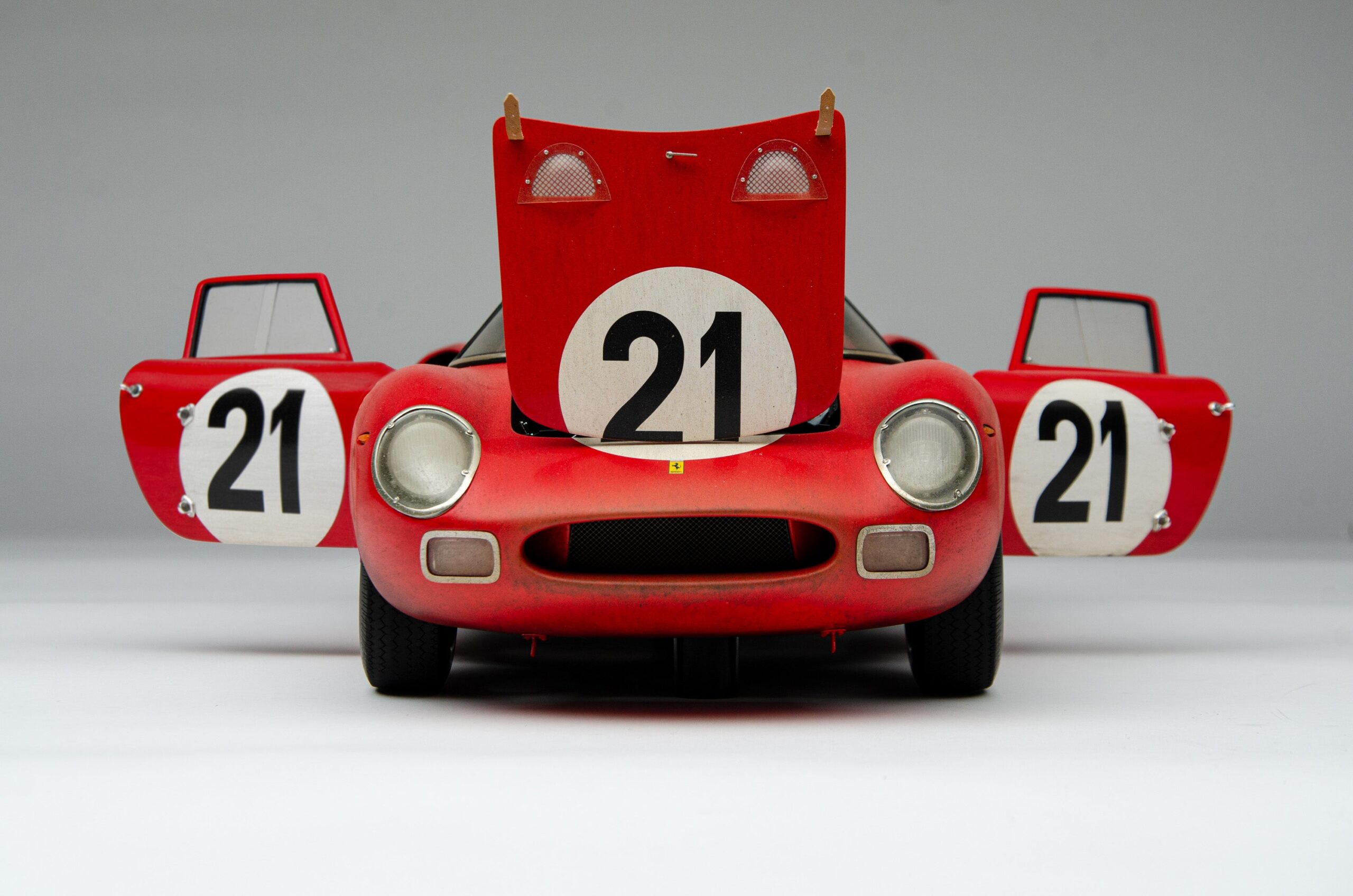 Amalgam Ferrari 250 LM 1965 Le Mans Winner Race Weathered - Rot | 1:8 – Bild 11
