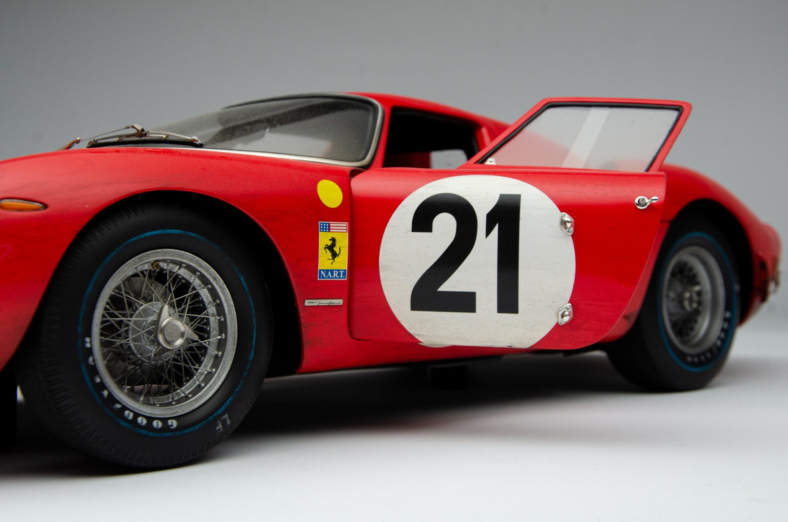 Amalgam Ferrari 250 LM 1965 Le Mans Winner Race Weathered - Rot | 1:8 – Bild 7