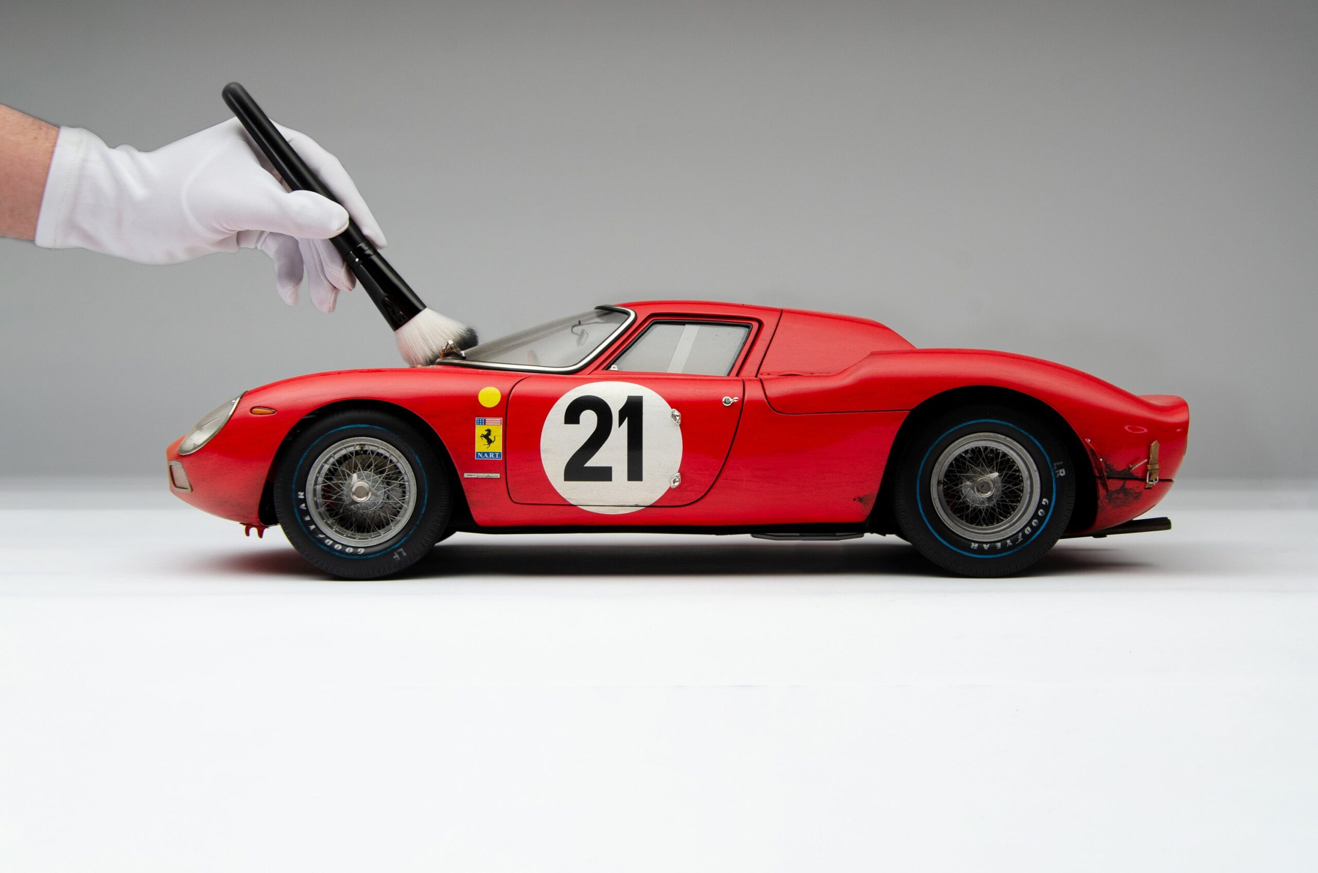 Amalgam Ferrari 250 LM 1965 Le Mans Winner Race Weathered - Rot | 1:8 – Bild 3