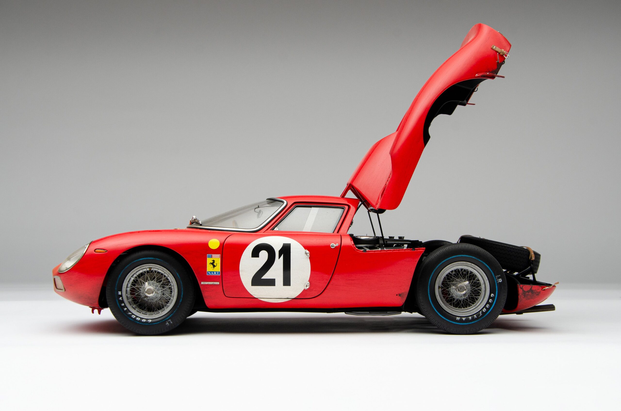 Amalgam Ferrari 250 LM 1965 Le Mans Winner Race Weathered - Rot | 1:8 – Bild 21