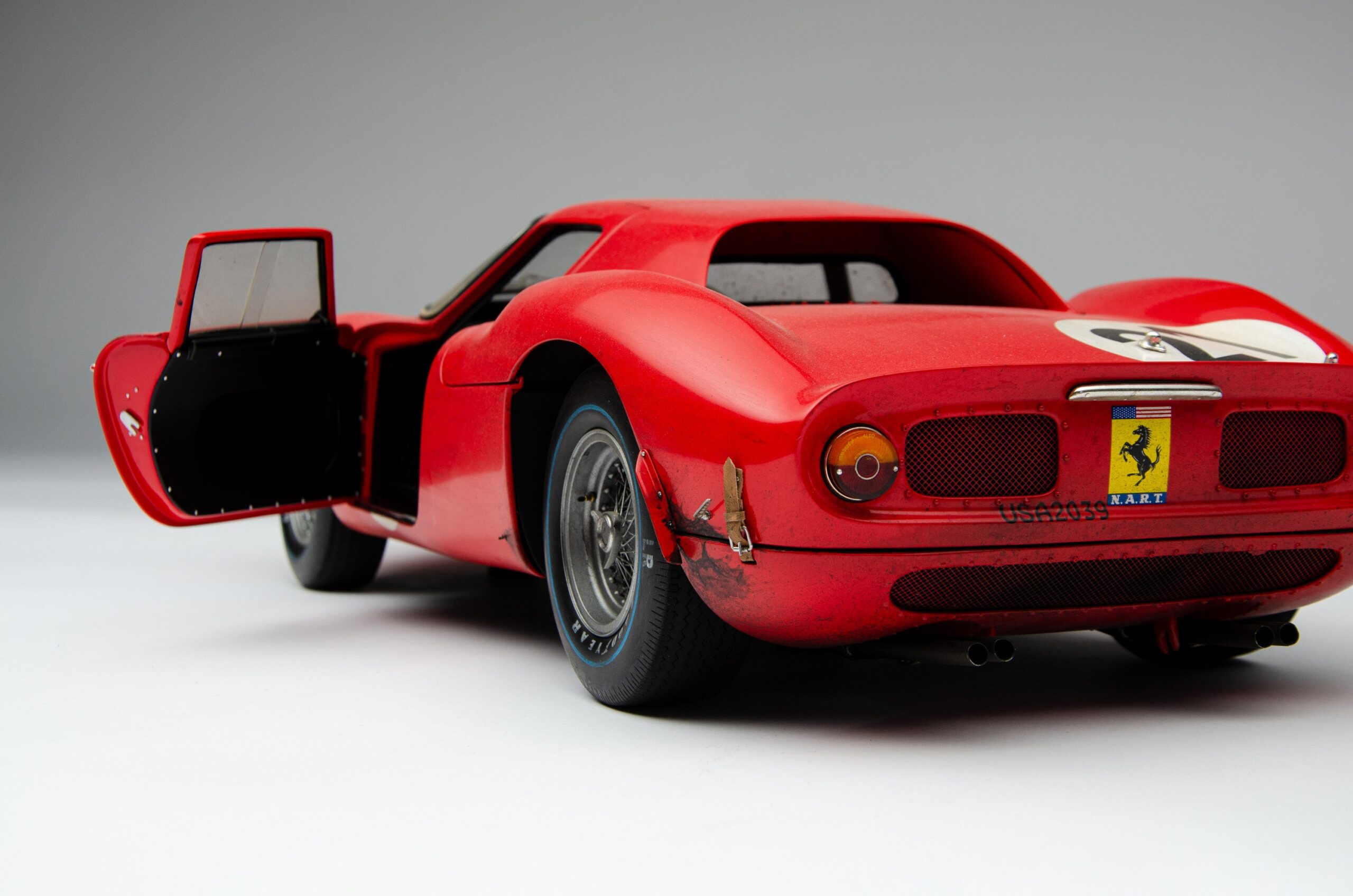 Amalgam Ferrari 250 LM 1965 Le Mans Winner Race Weathered - Rot | 1:8 – Bild 9