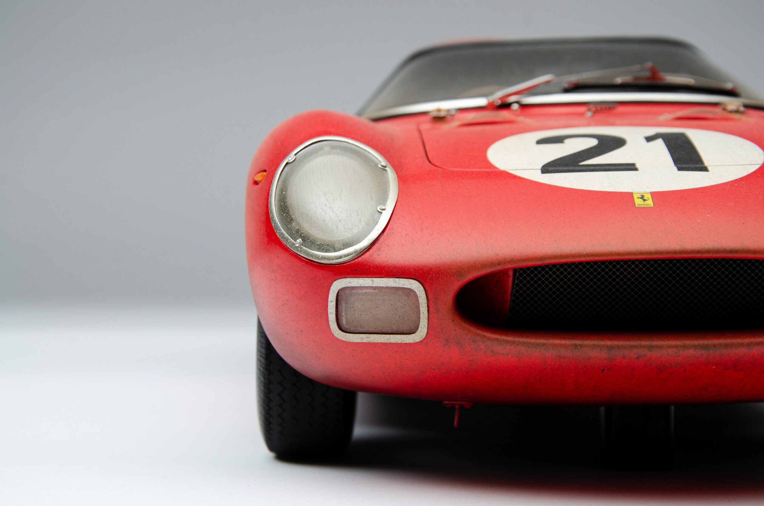 Amalgam Ferrari 250 LM 1965 Le Mans Winner Race Weathered - Rot | 1:8 – Bild 34