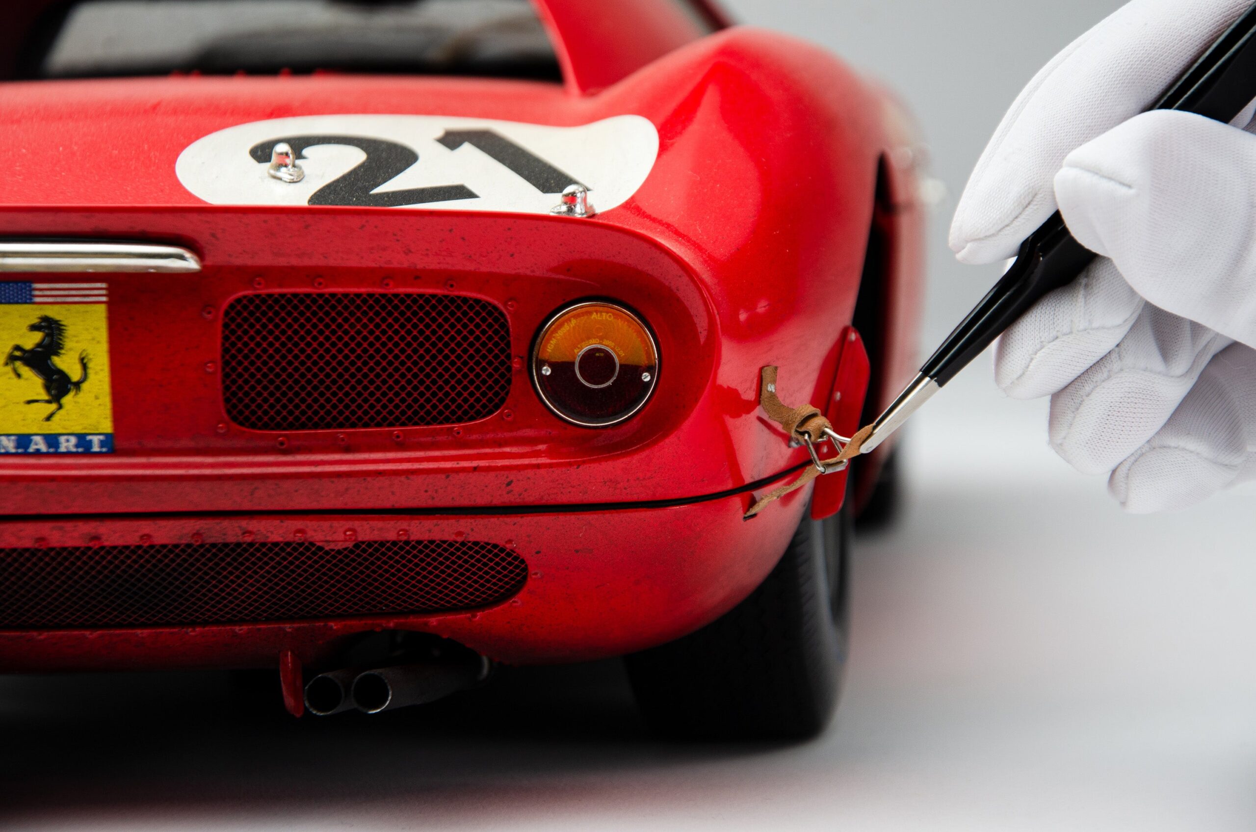 Amalgam Ferrari 250 LM 1965 Le Mans Winner Race Weathered - Rot | 1:8 – Bild 15