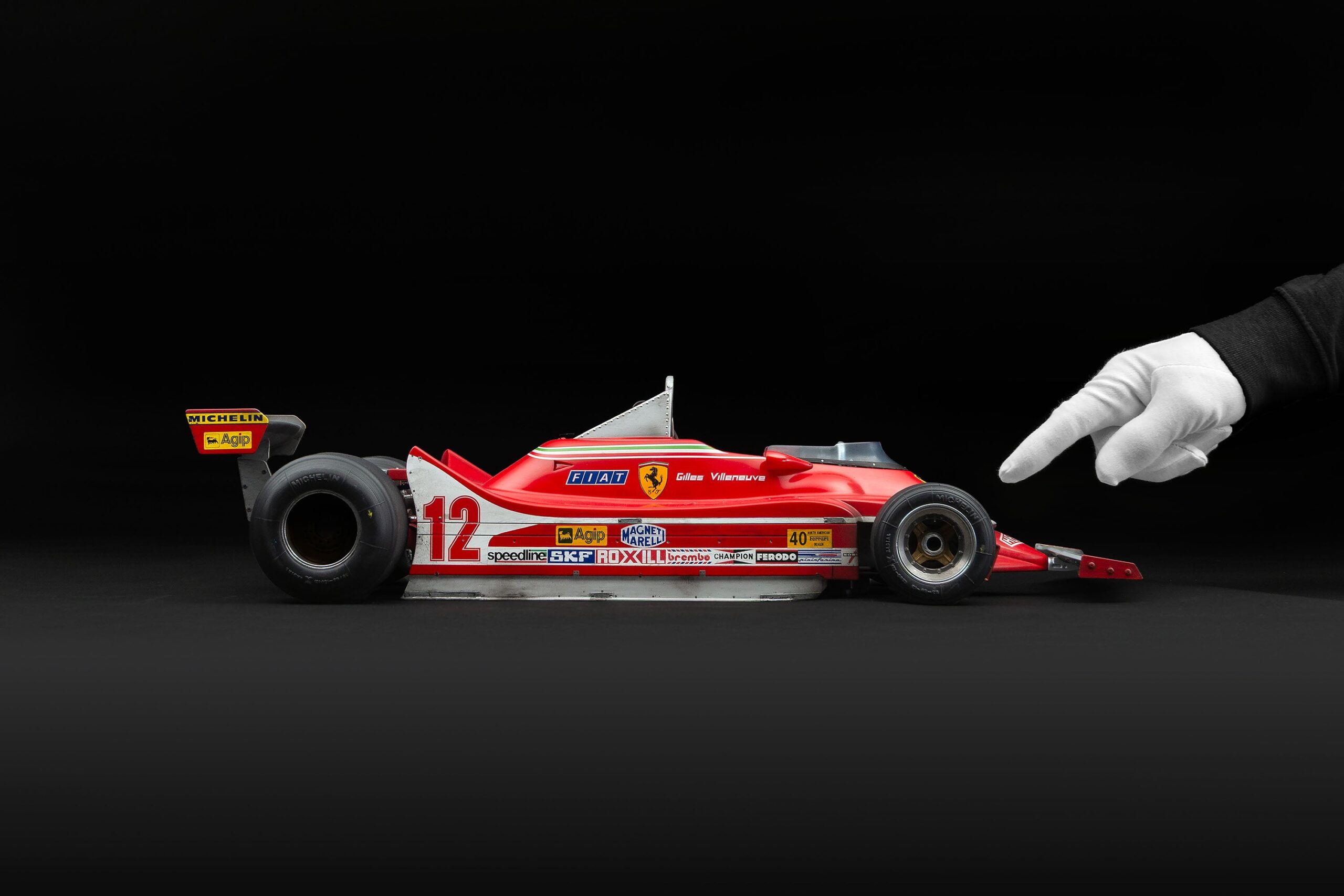 Amalgam Ferrari 312 T4 1979 US East Grand Prix Winner Gilles Villeneuve Race Weathered - Rot | 1:8 - Image 4