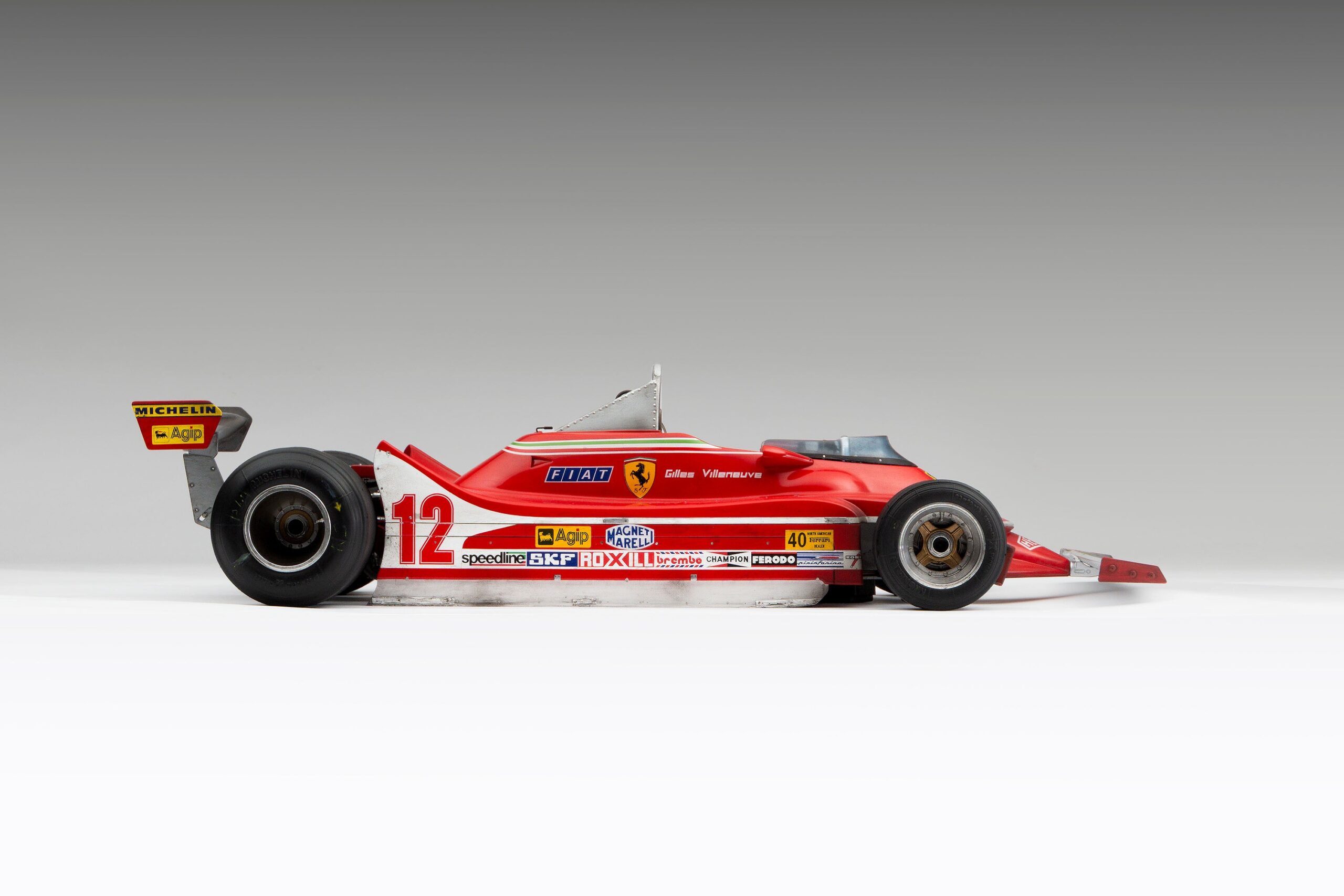 Amalgam Ferrari 312 T4 1979 US East Grand Prix Winner Gilles Villeneuve Race Weathered - Rot | 1:8 - Image 14