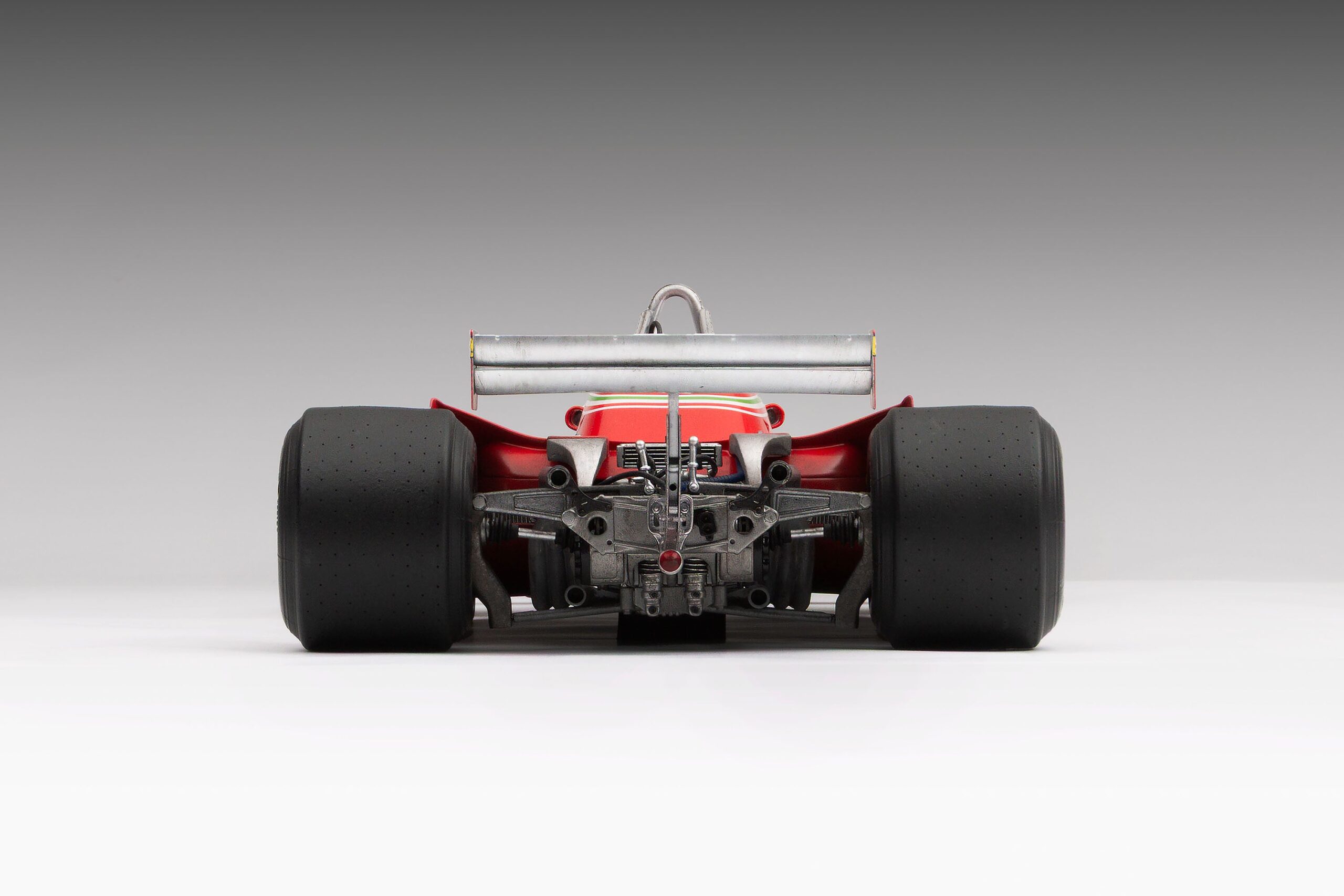 Amalgam Ferrari 312 T4 1979 US East Grand Prix Winner Gilles Villeneuve Race Weathered - Rot | 1:8 - Image 15