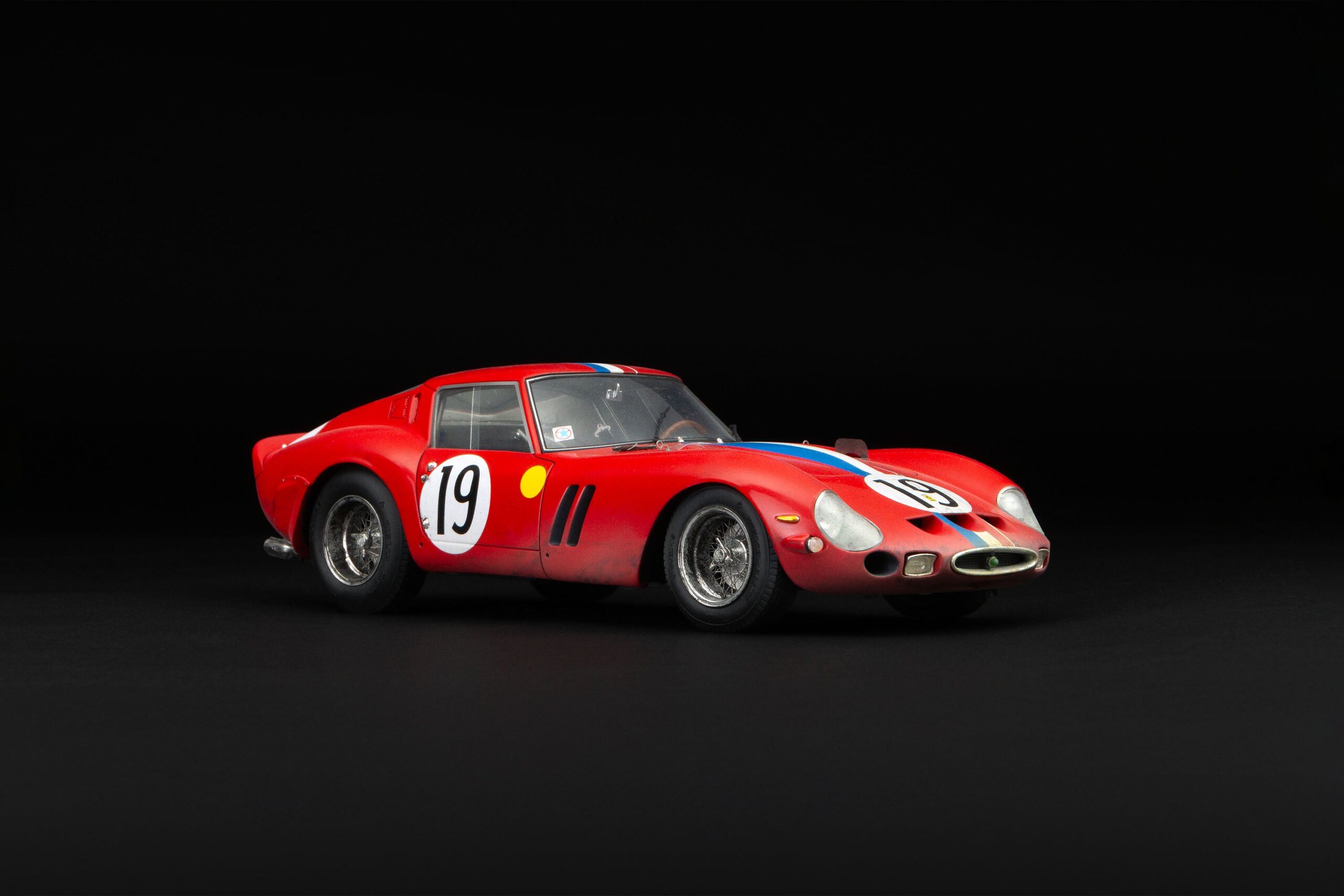 موديل أمالغام فيراري 250 GTO برقم الهيكل 3705GT الفائزة بفئتها في سباق لومان 1962 مع آثار السباق - أحمر | مقياس 1:18