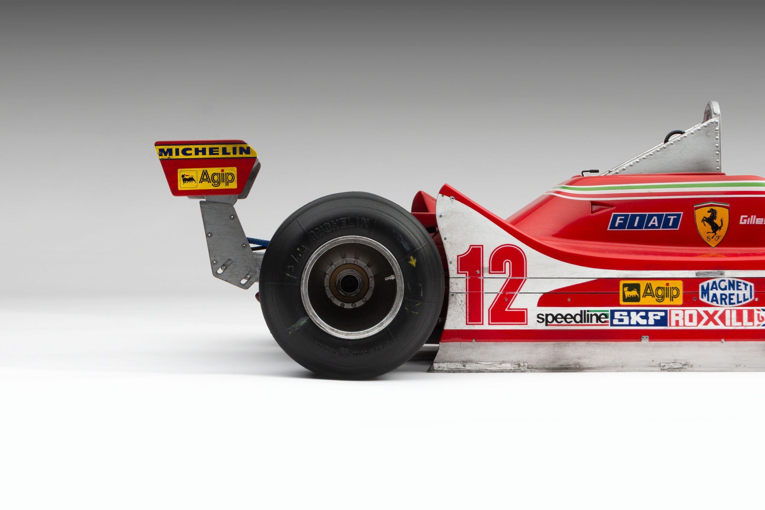 Amalgam Ferrari 312 T4 1979 US East Grand Prix Winner Gilles Villeneuve Race Weathered - Rot | 1:8 - Image 20