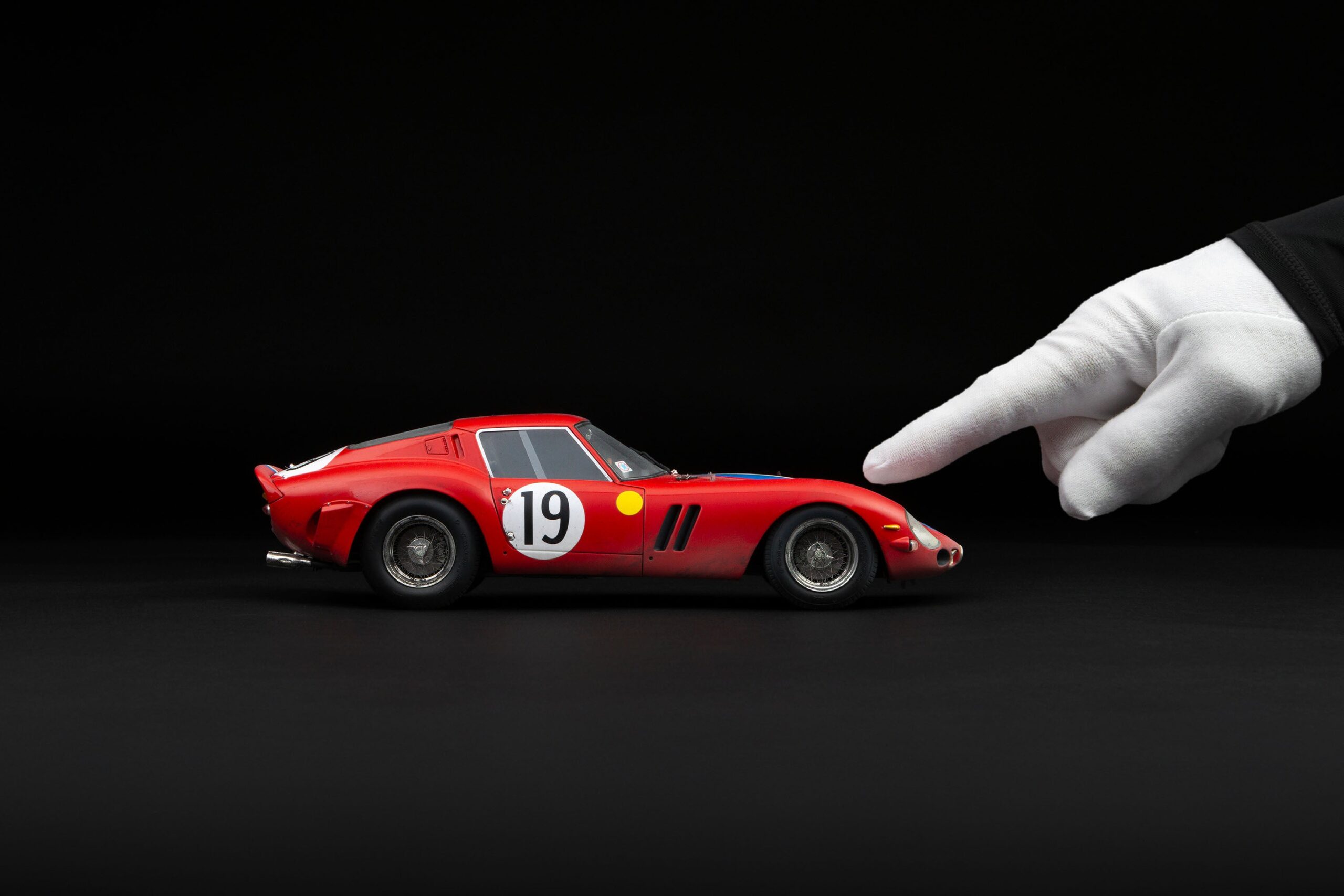Amalgam Ferrari 250 GTO 3705GT 1962 Le Mans Class Winner Race Weathered - Rot | 1:18 - Image 3
