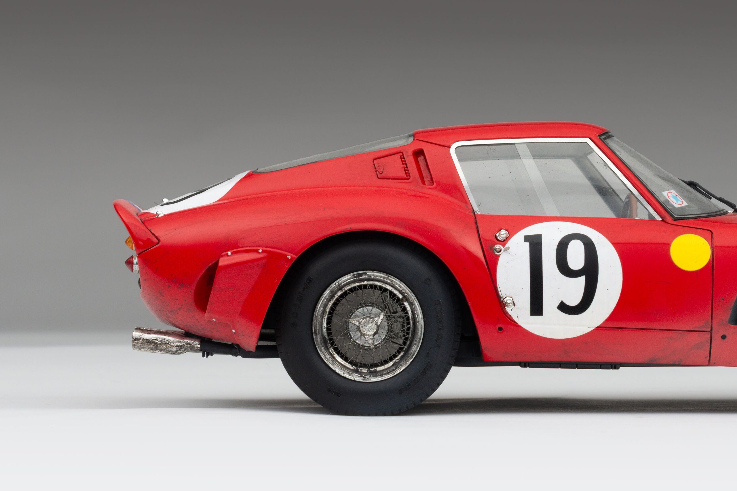 Amalgam Ferrari 250 GTO 3705GT 1962 Le Mans Class Winner Race Weathered - Rot | 1:18 - Image 11