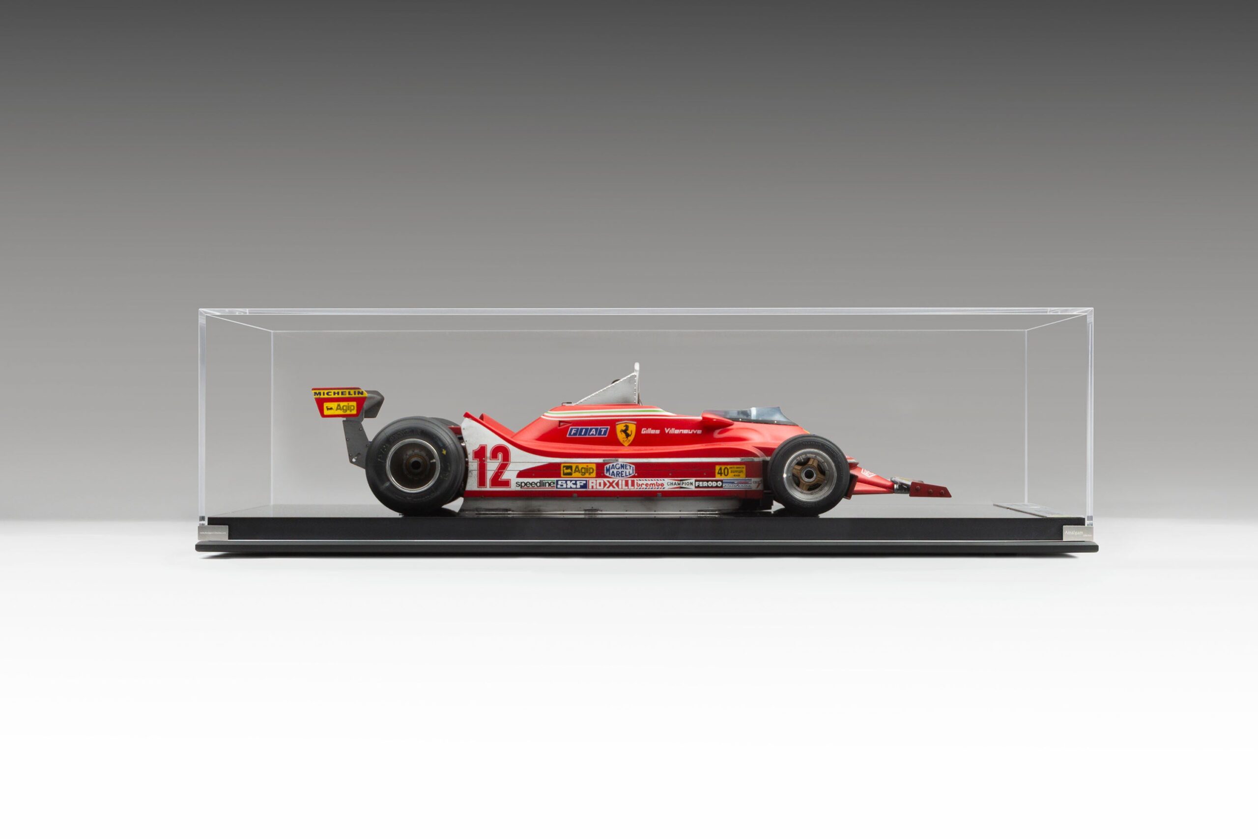 Amalgam Ferrari 312 T4 1979 US East Grand Prix Winner Gilles Villeneuve Race Weathered - Rot | 1:8 - Image 24
