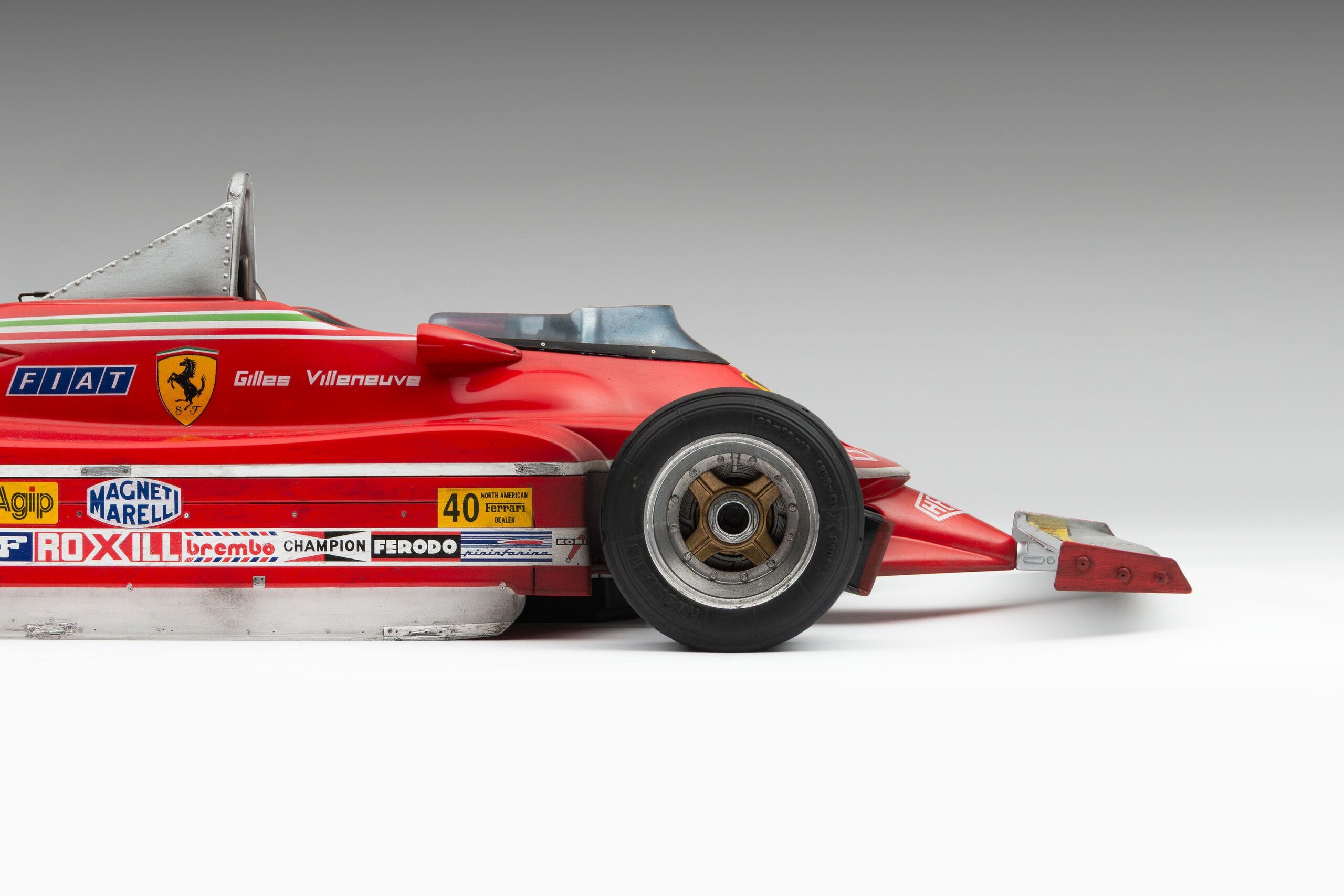 Amalgam Ferrari 312 T4 1979 US East Grand Prix Winner Gilles Villeneuve Race Weathered - Rot | 1:8 - Image 21