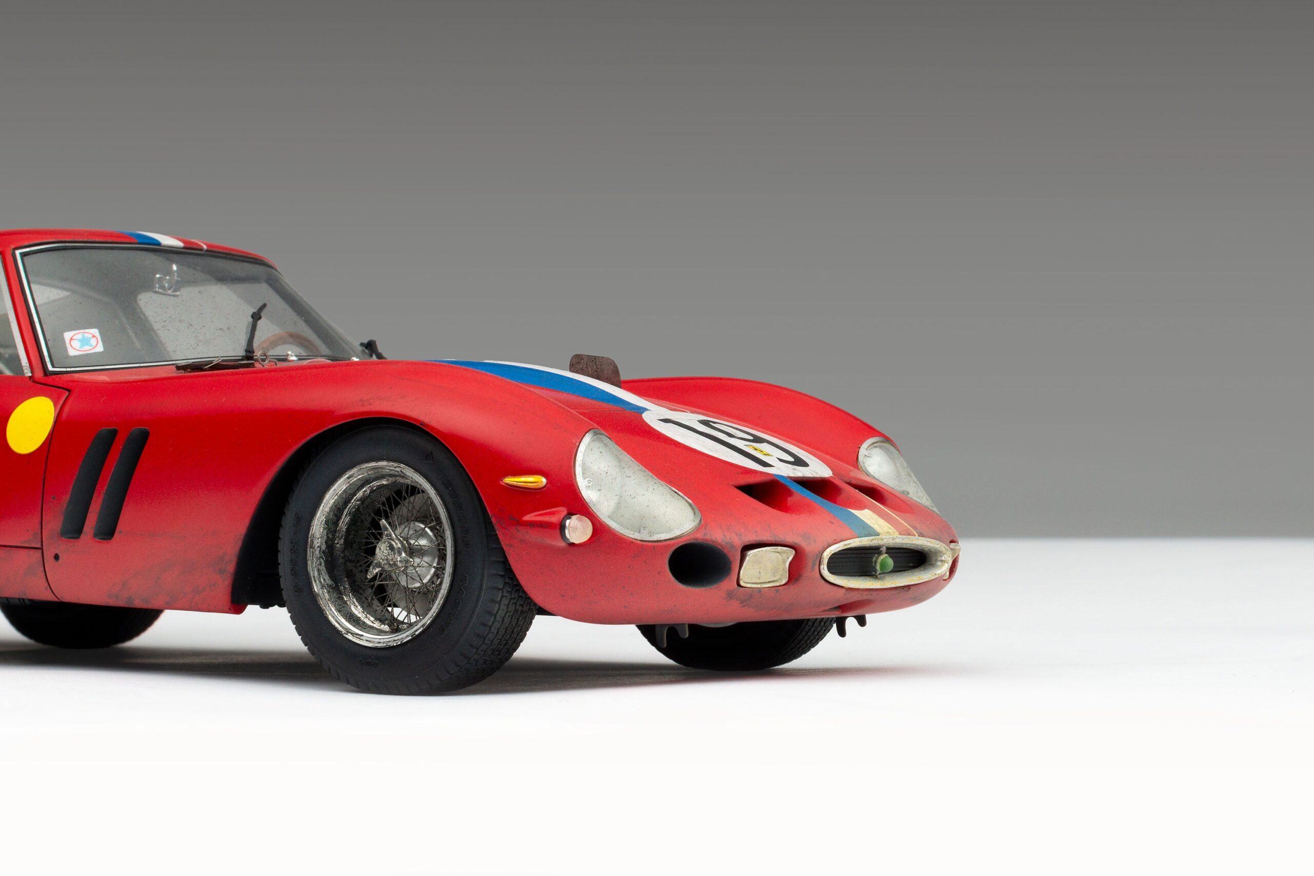 Amalgam Ferrari 250 GTO 3705GT 1962 Le Mans Class Winner Race Weathered - Rot | 1:18 - Image 18
