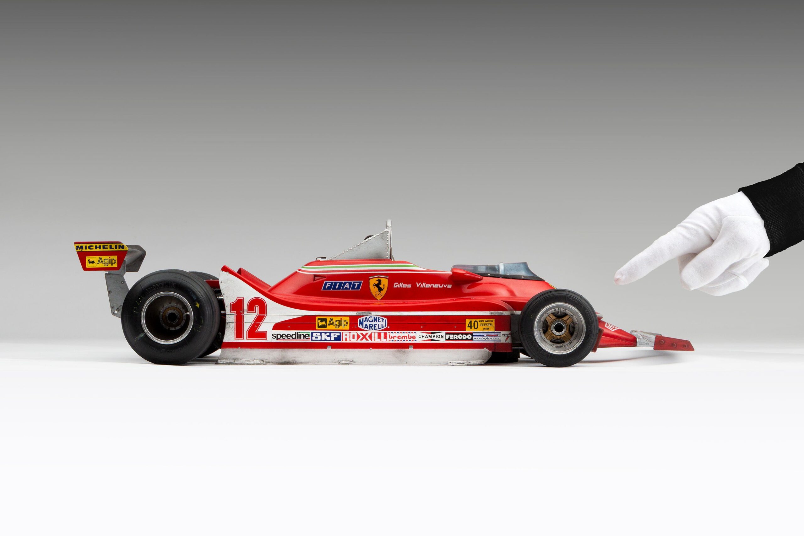 Amalgam Ferrari 312 T4 1979 US East Grand Prix Winner Gilles Villeneuve Race Weathered - Rot | 1:8 - Image 5