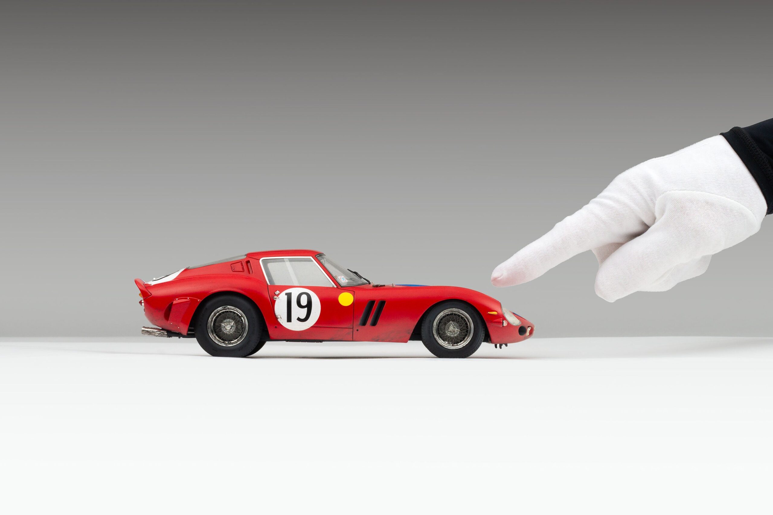 Amalgam Ferrari 250 GTO 3705GT 1962 Le Mans Class Winner Race Weathered - Rot | 1:18 - Image 4