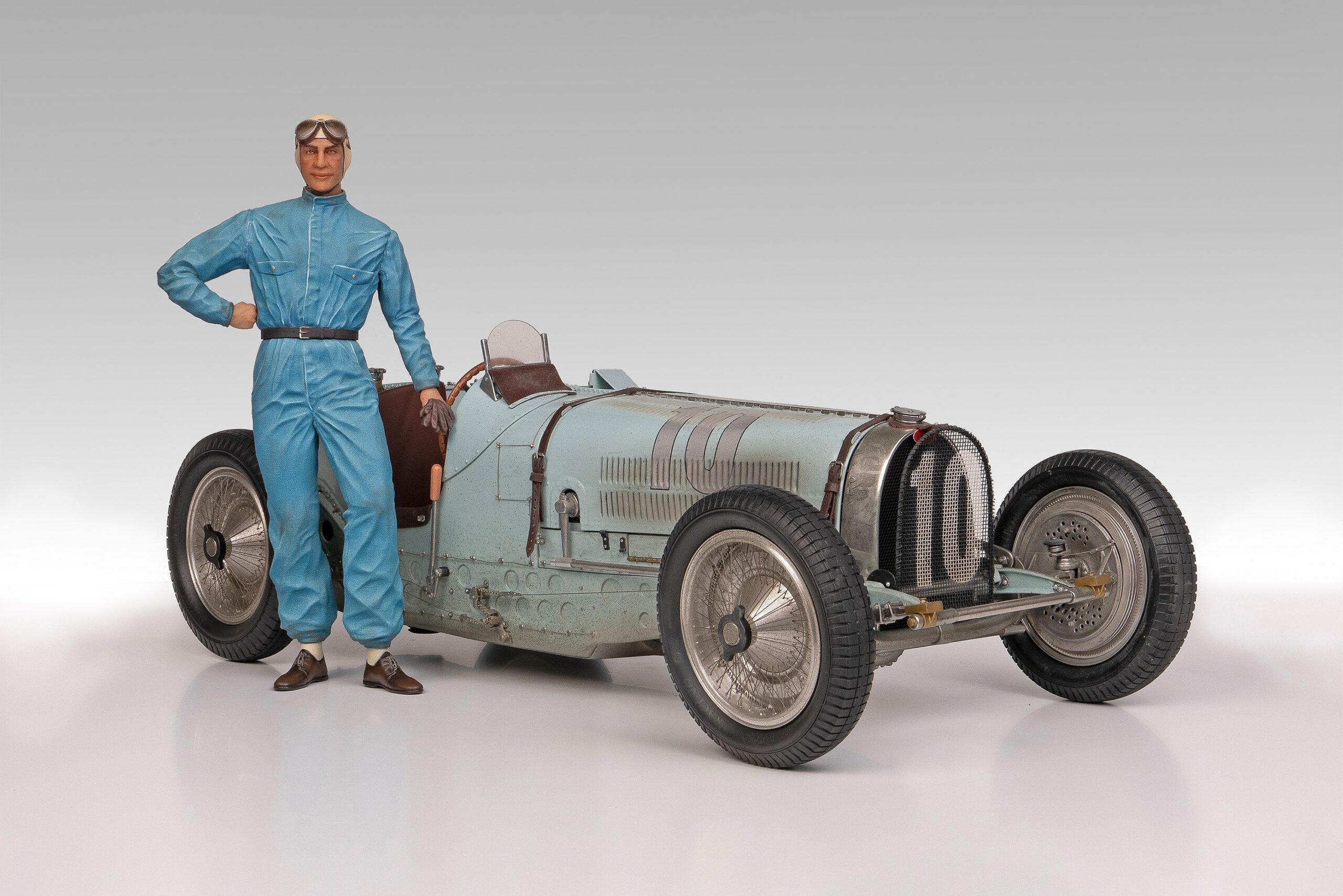 Amalgam Bugatti Type 59 1935 Belgian Grand Prix Jean-Pierre Wimille Figure Edition - Blau | 1:8 – Bild 4