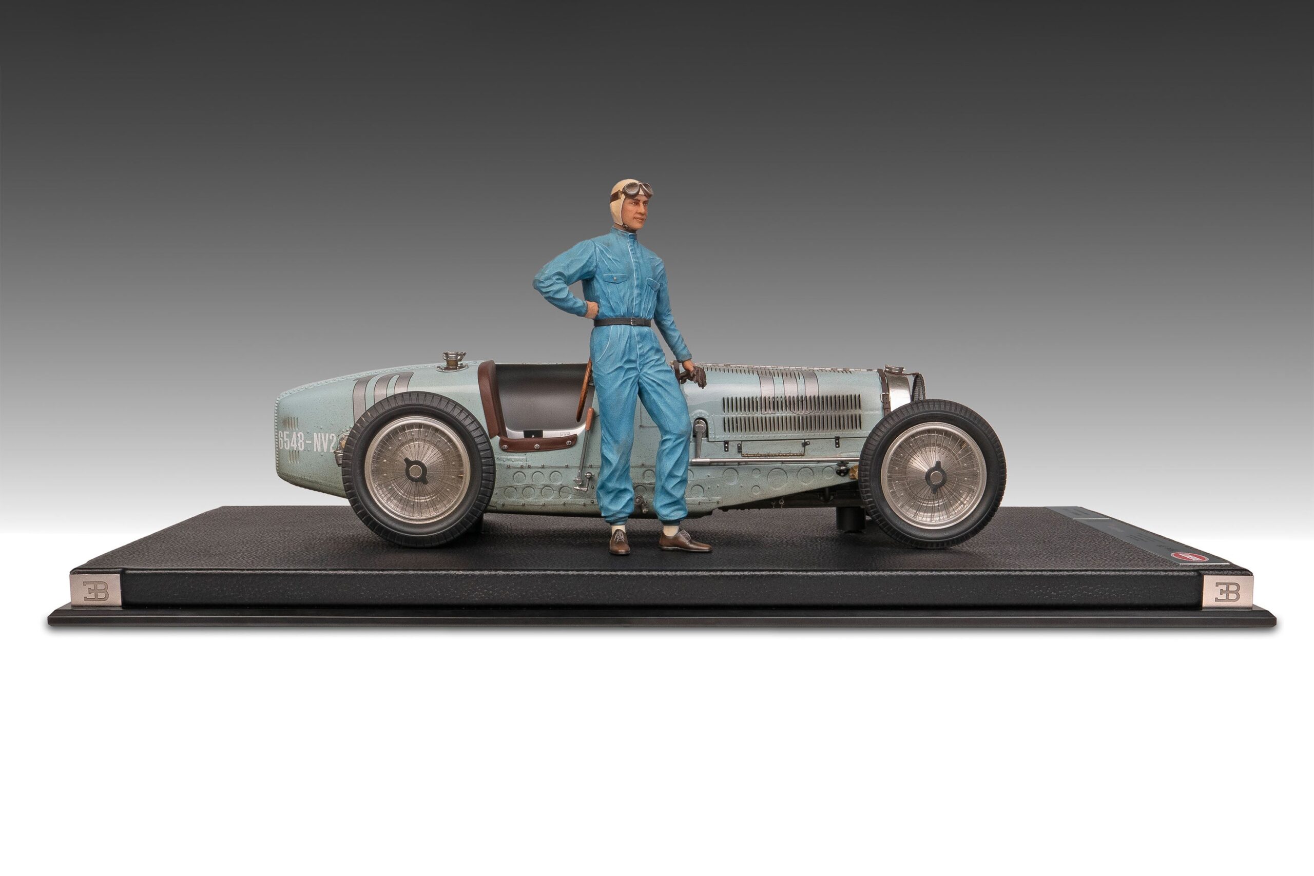 Amalgam Bugatti Type 59 1935 Belgian Grand Prix Jean-Pierre Wimille Figure Edition - Blau | 1:8 – Bild 16