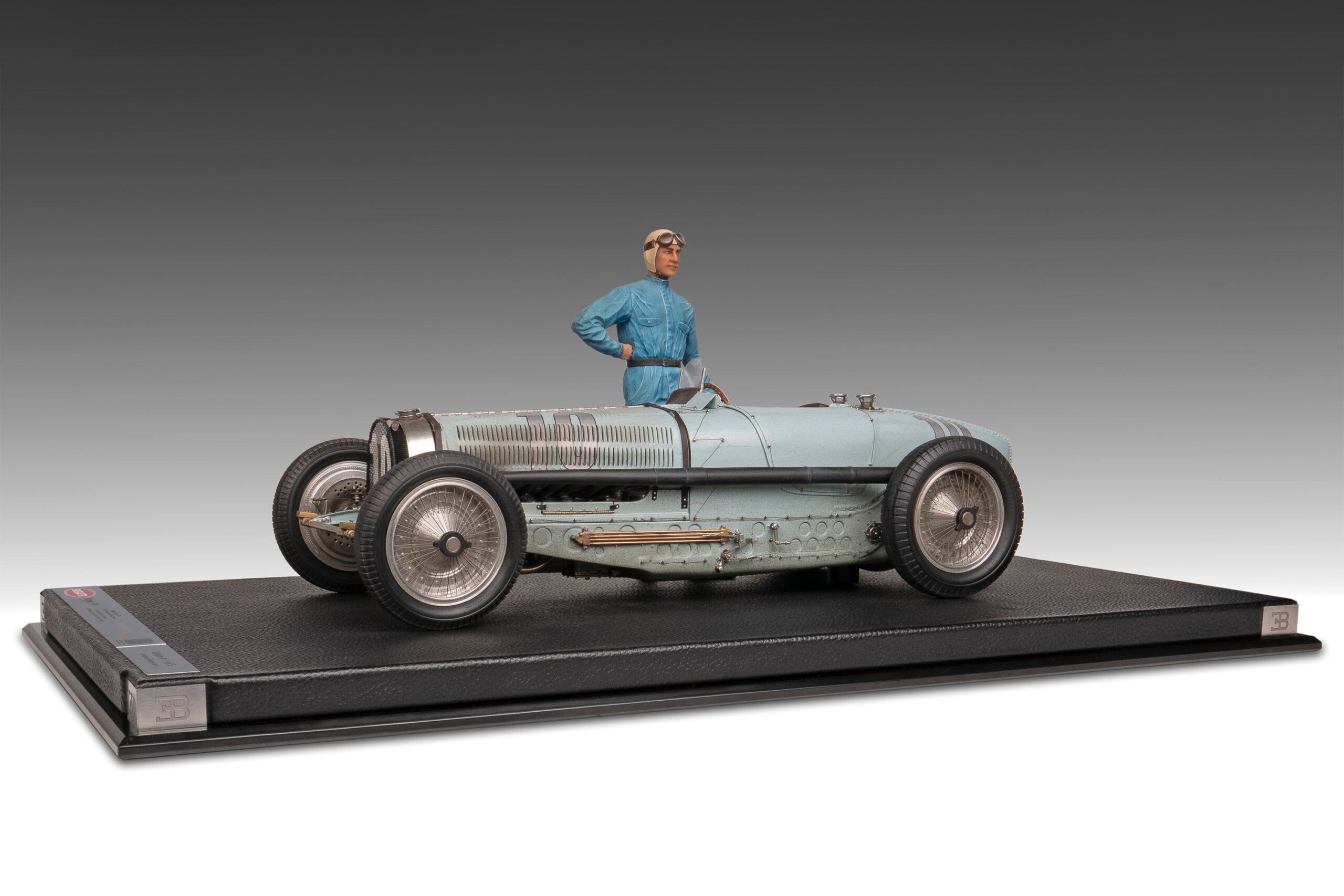 Amalgam Bugatti Type 59 1935 Belgian Grand Prix Jean-Pierre Wimille Figure Edition - Blau | 1:8 – Bild 13