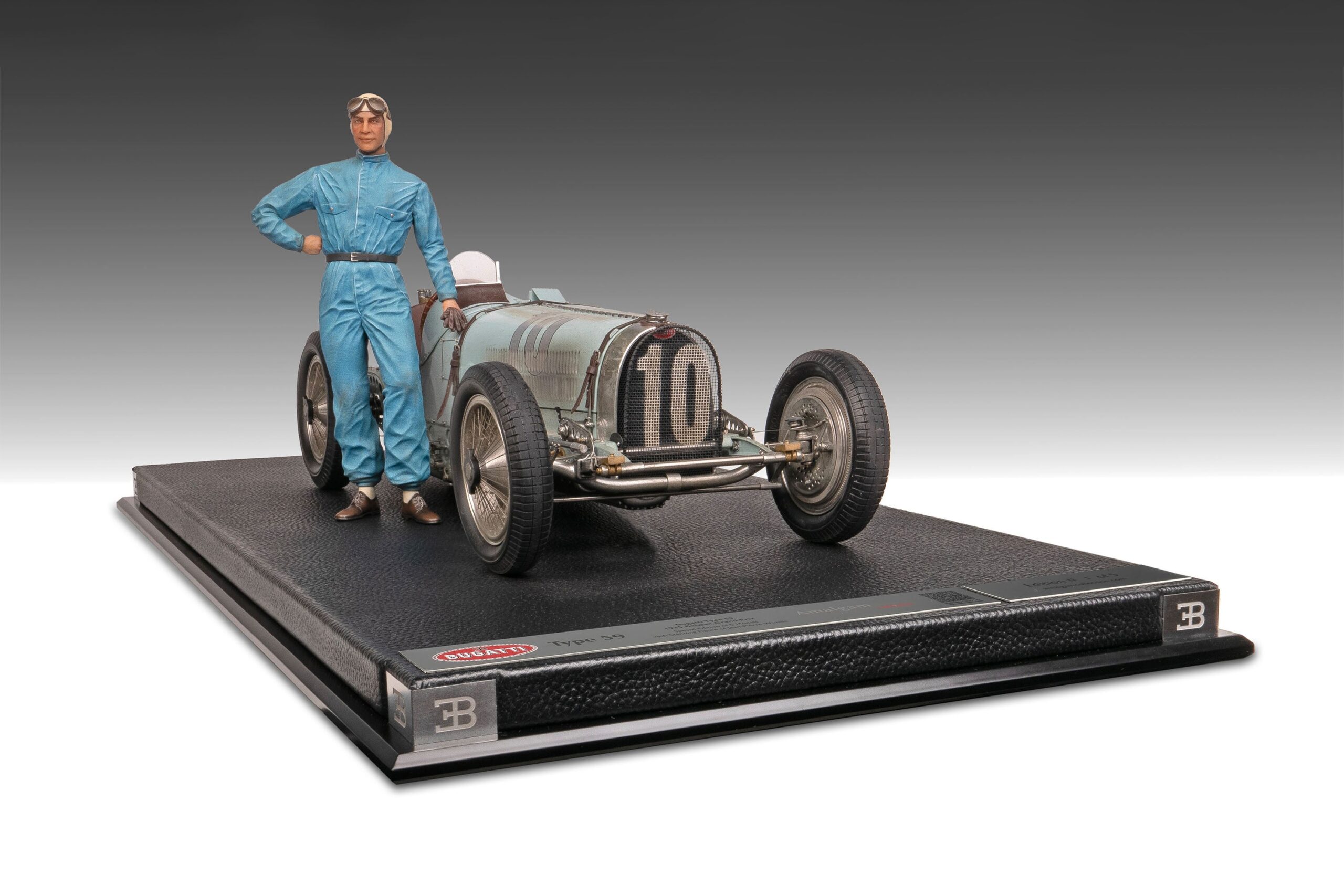 Amalgam Bugatti Type 59 1935 Belgian Grand Prix Jean-Pierre Wimille Figure Edition - Blau | 1:8 – Bild 15