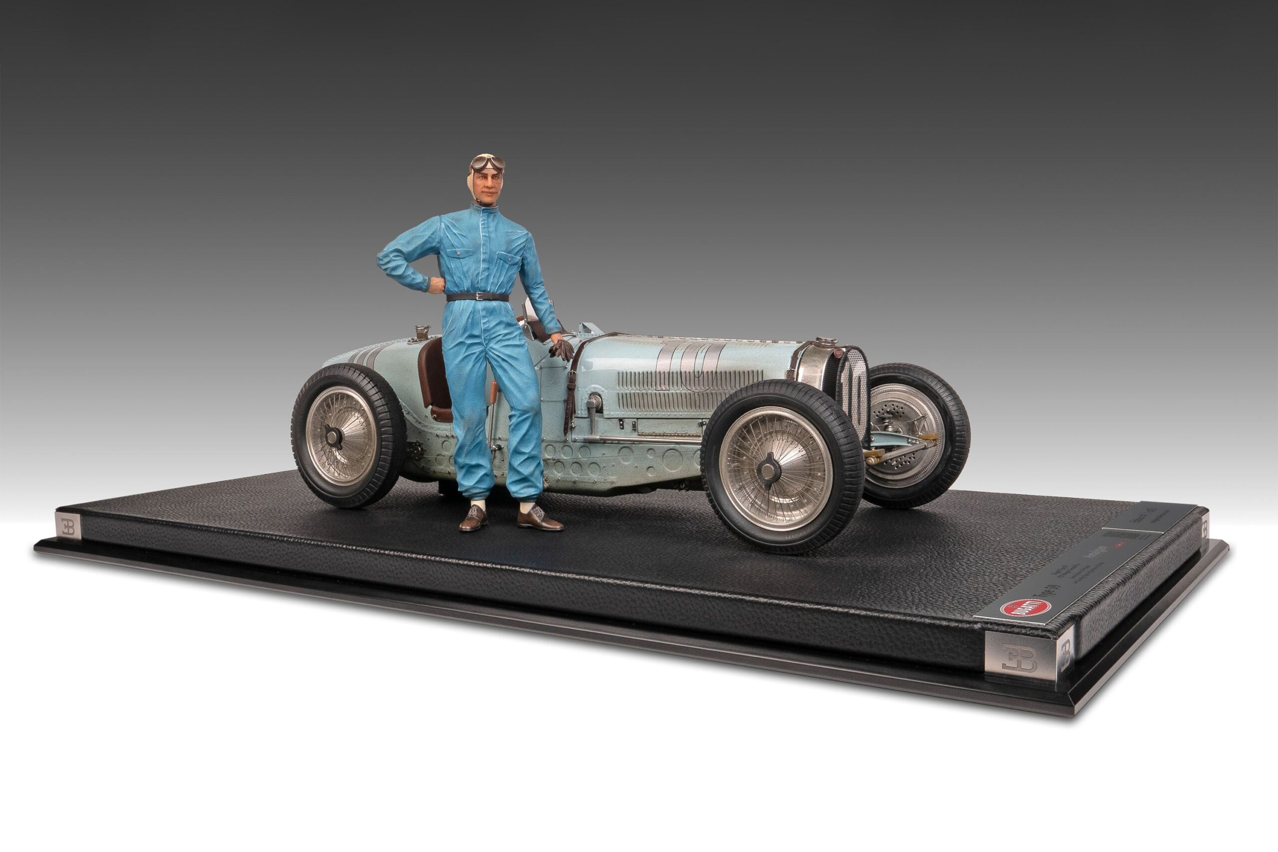Amalgam Bugatti Type 59 1935 Belgian Grand Prix Jean-Pierre Wimille Figure Edition - Blau | 1:8 – Bild 17