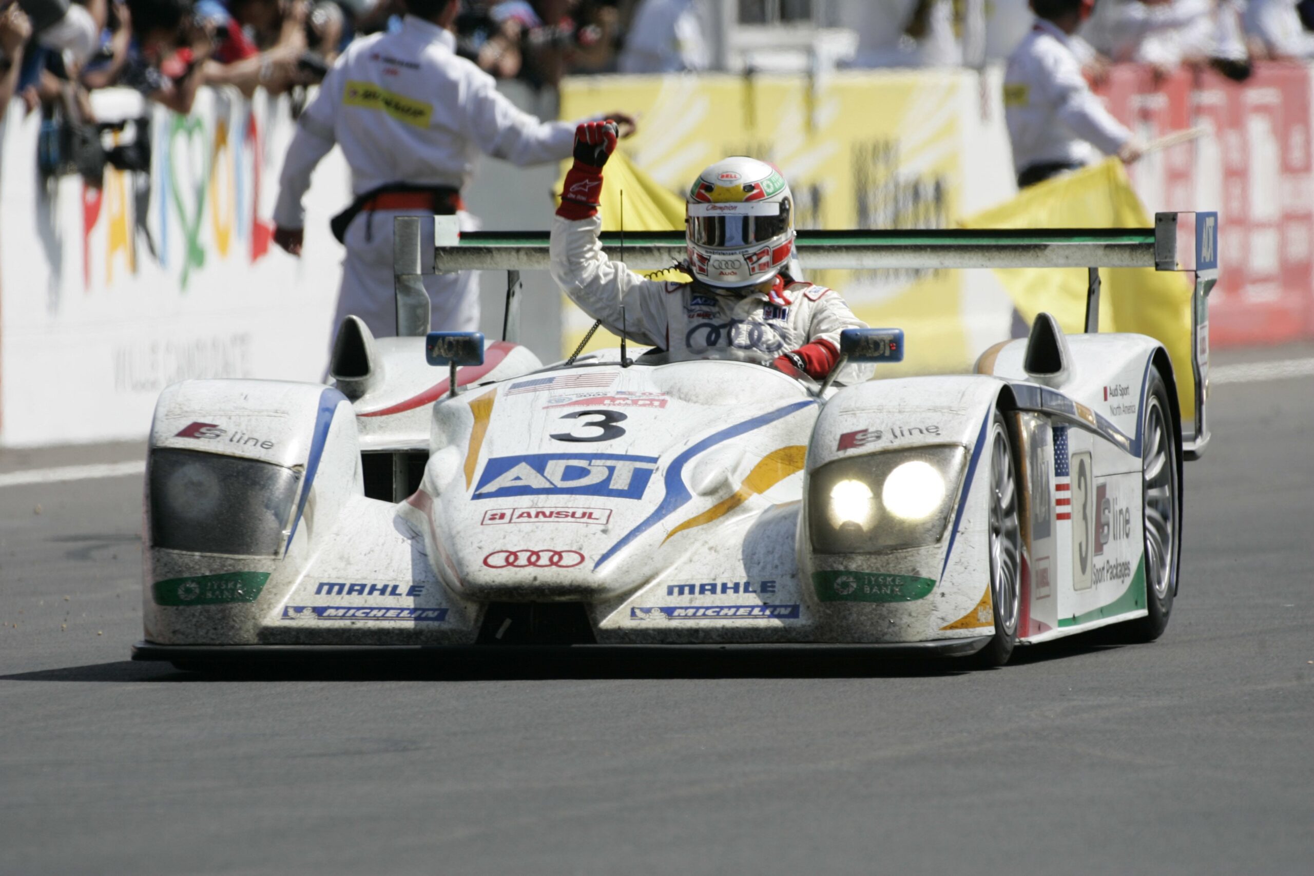 Amalgam Audi R8 2005 Le Mans Sieger #3 Race Weathered | 1:8 – Bild 12